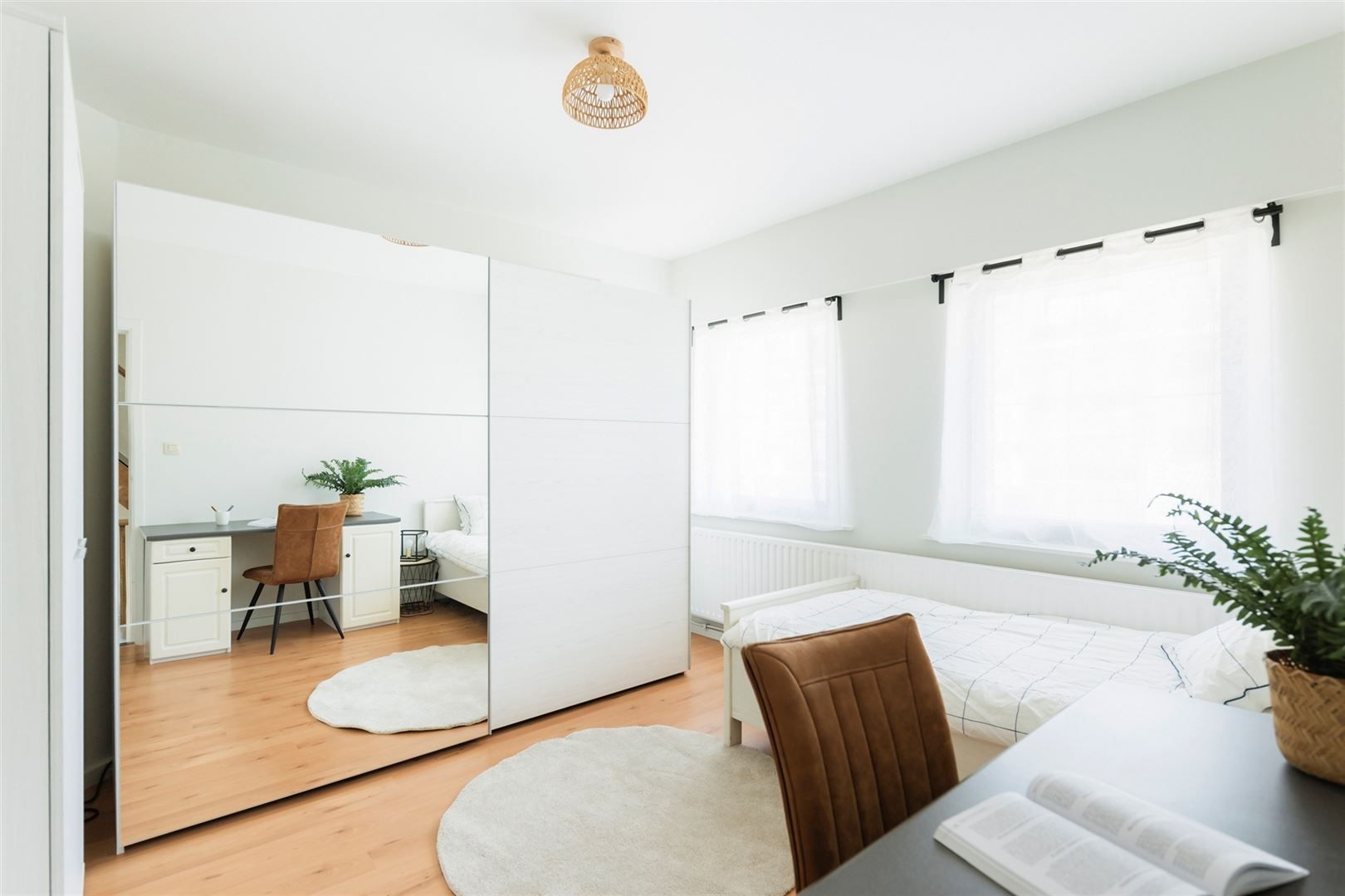 Instapklare woning met zeer grote garage en oprit foto 15