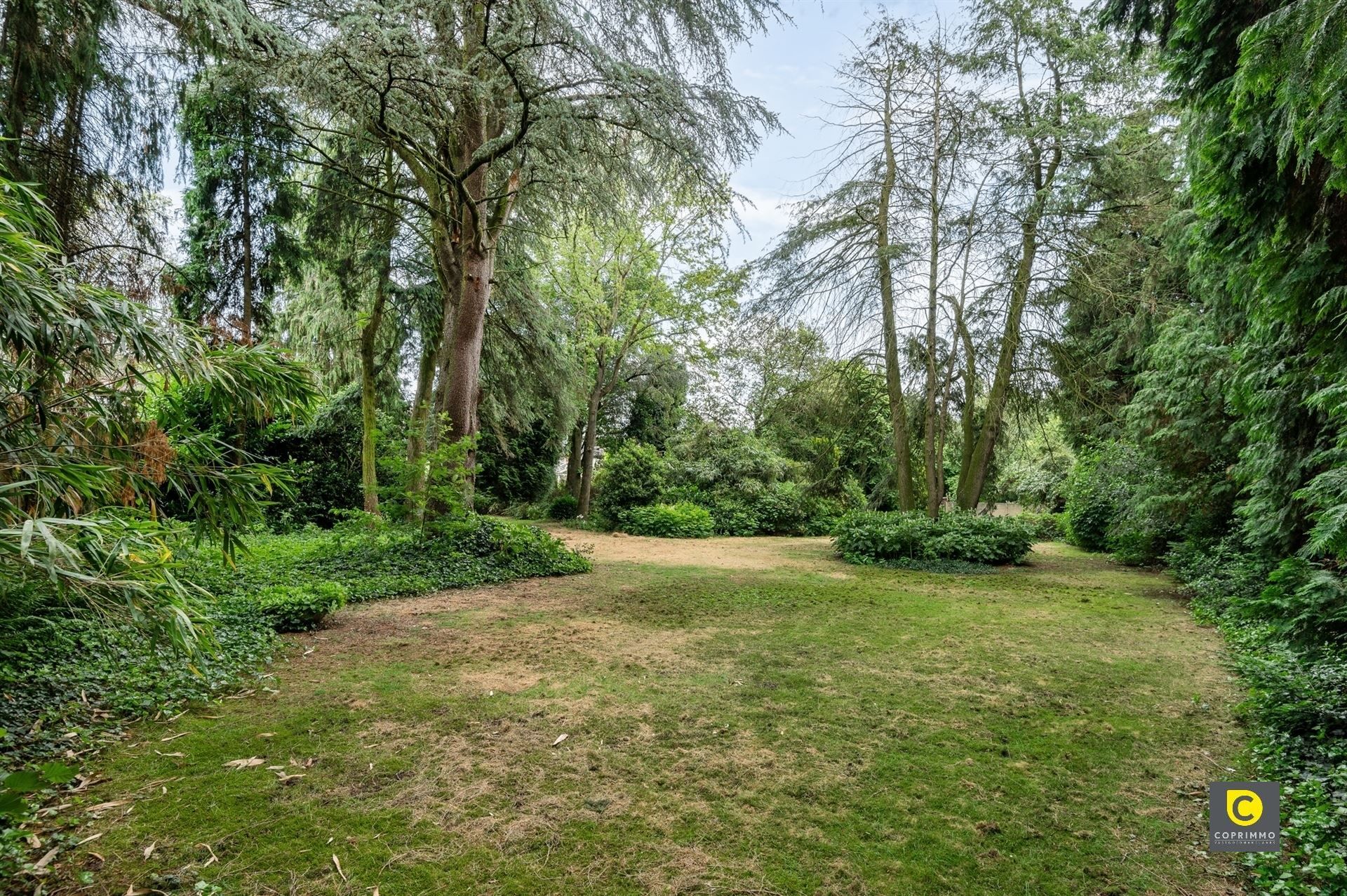 Modernistisch burgerhuis met parktuin foto 16