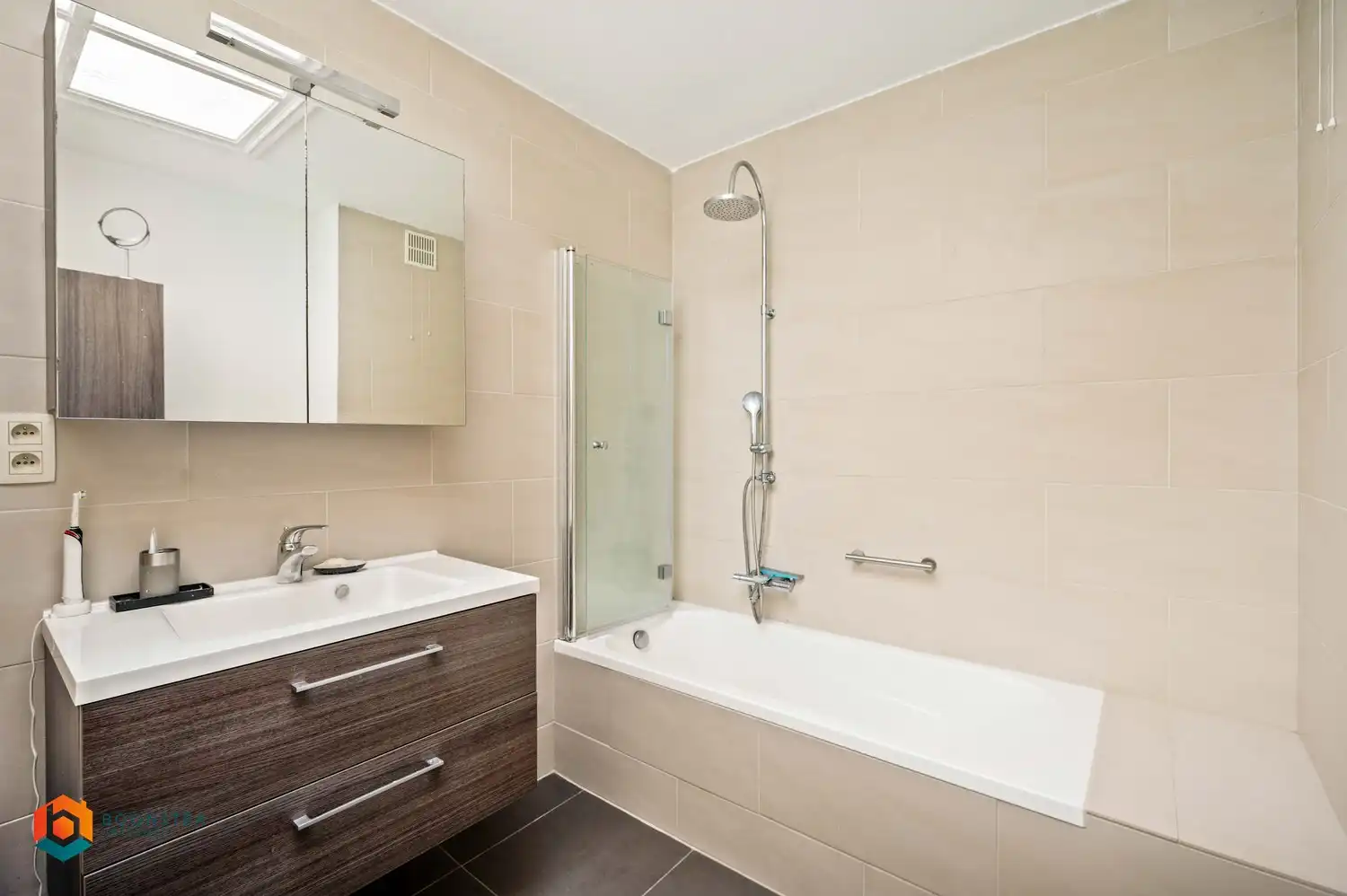 Instapklare woning met 4 slpkrs met gezellige stadstuin en garage foto 12