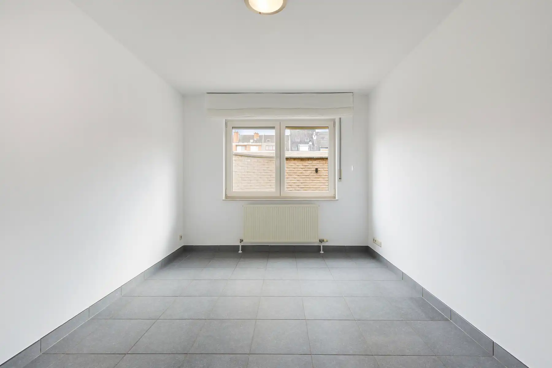 Instapklaar gelijkvloersapp met 2 slp, terras en garage! foto 12