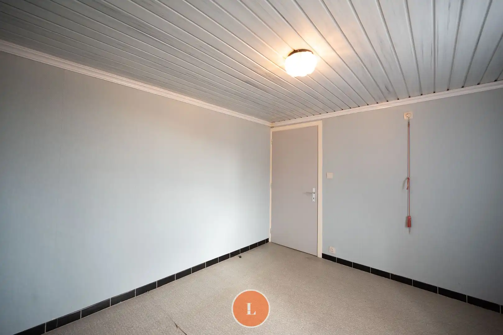 Te renoveren halfopen woning met 3 slaapkamer, garage op een perceel van net geen 1000m² foto 11