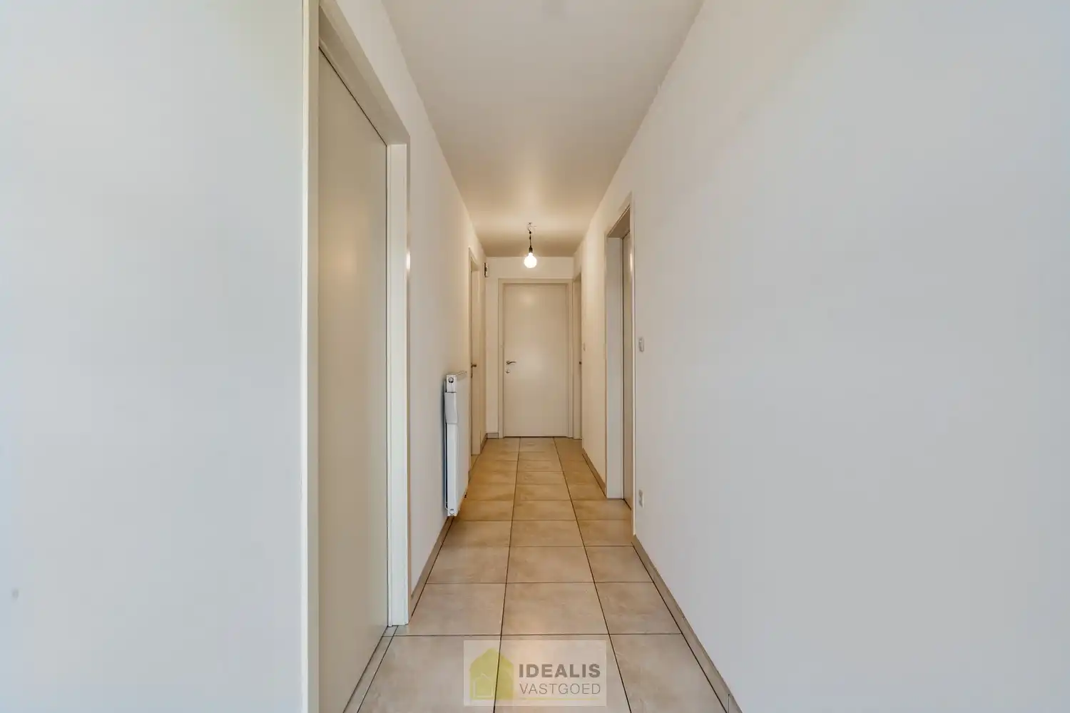 IDEALIS VASTGOED - PRACHTIG  EN LUXUEUS GELIJKVLOERS APPARTEMENT VAN MAAR LIEFST +-122M² IN EEN KLEINSCHALIGE RESIDENTIE MET 2 SLAAPKAMERS, AANGENAME LEEFRUIMTE MET AANSLUITEND KEUKEN MET KEUKENEILAND, BADKAMER VOORZIEN VAN BAD EN DOUCHE, ZEER RUIME GARAGE (+-28M²) EN TERRAS MET AANGELEGDE TUIN . Zeer geschikt voor kandidaten op zoek naar betaalbare woonruimte in zeer goede staat vlak bij de stadskern van Bree! foto 14