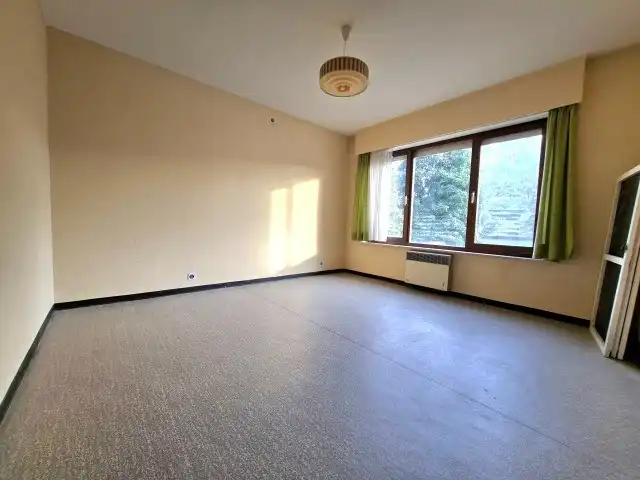 Ruime rijwoning met garage en tuin foto 11