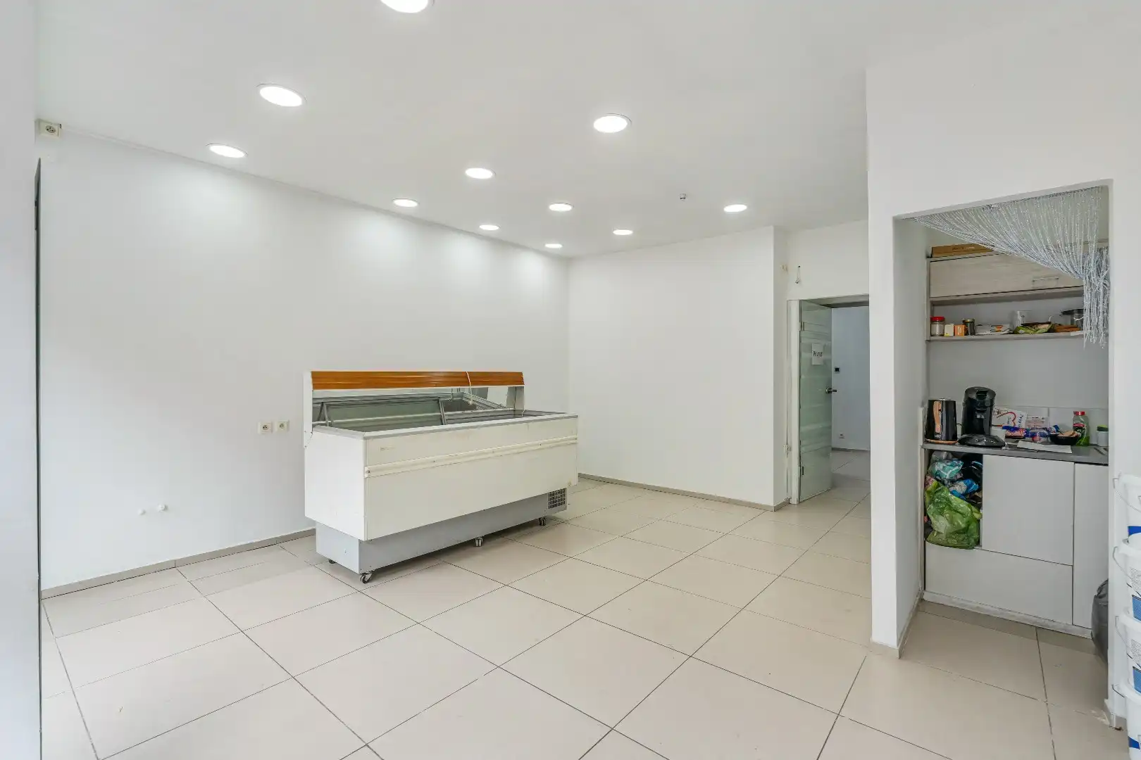 Commercieel uitstekend gelegen handelspand, 60m² foto 4