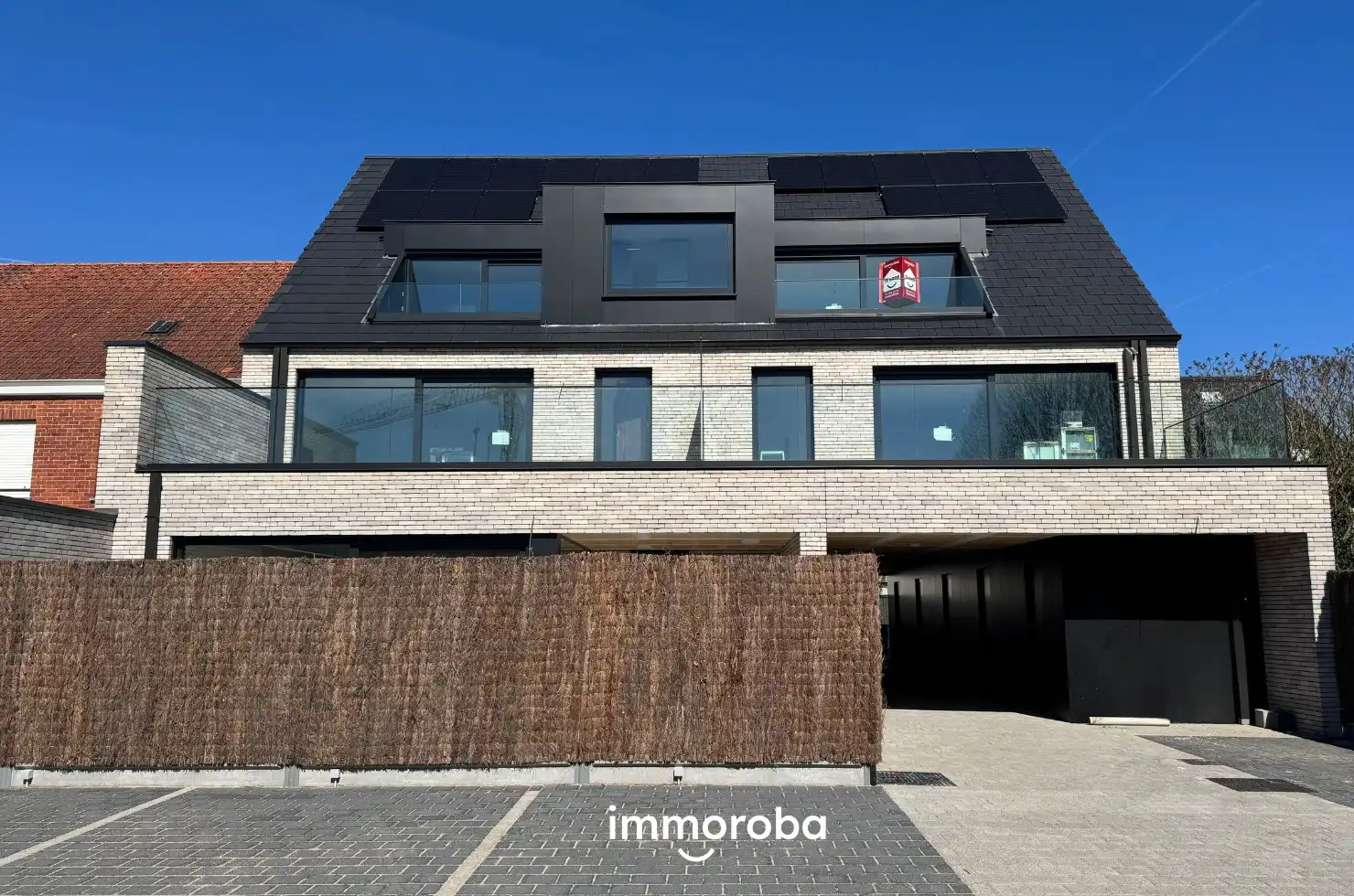 Te koop (6%!) centrum Waregem: Nieuwbouwappartement met 3 slaapkamers op het gelijkvloers. foto {{pictureIndex}}