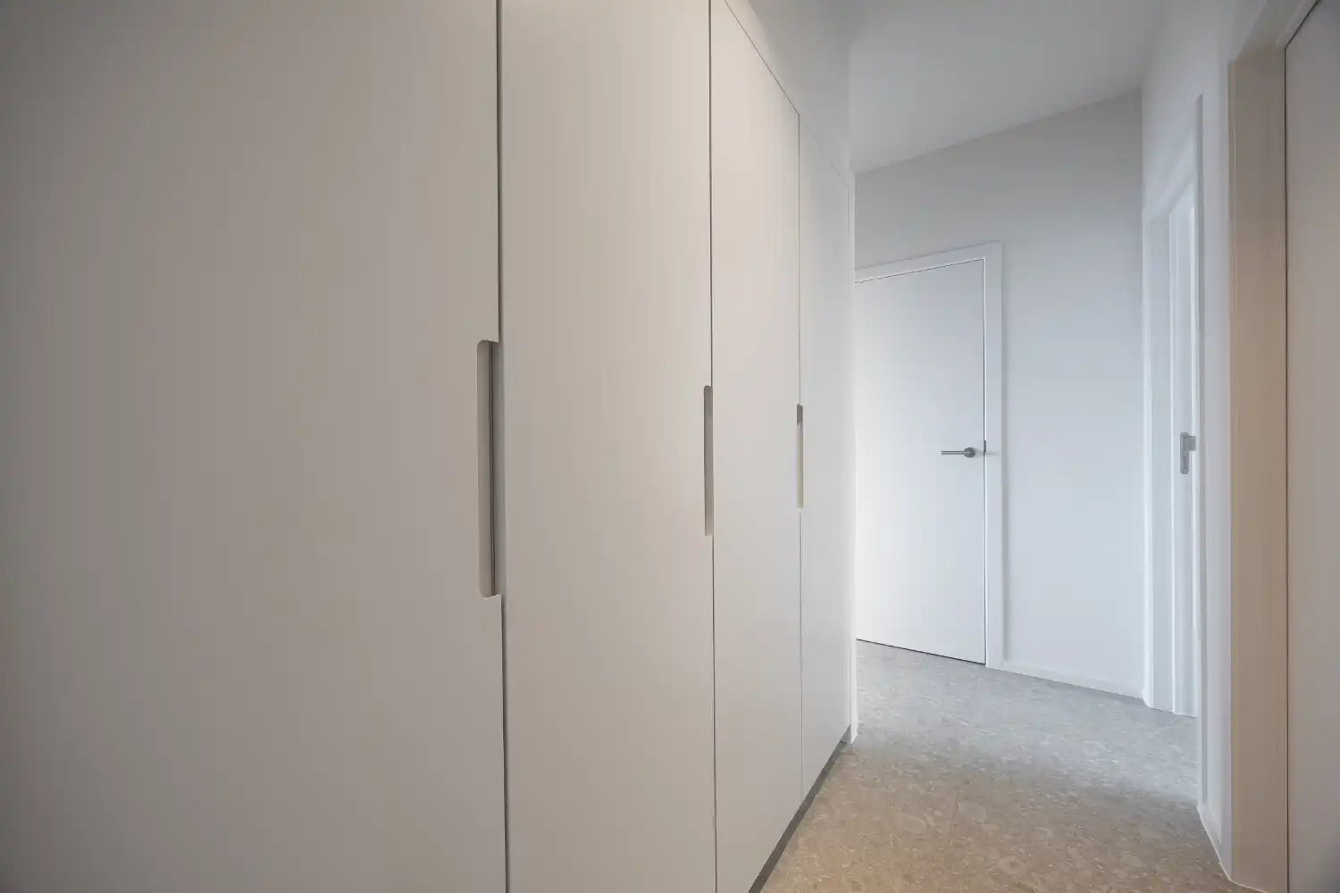 Gerenoveerd drie slaapkamer appartement met open zicht! foto 18