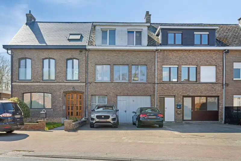 Hoofdfoto van de publicatie: Ruime bel-etage met uitzonderlijke opslagruimte, 2 parkeerplaatsen en zonnige tuin