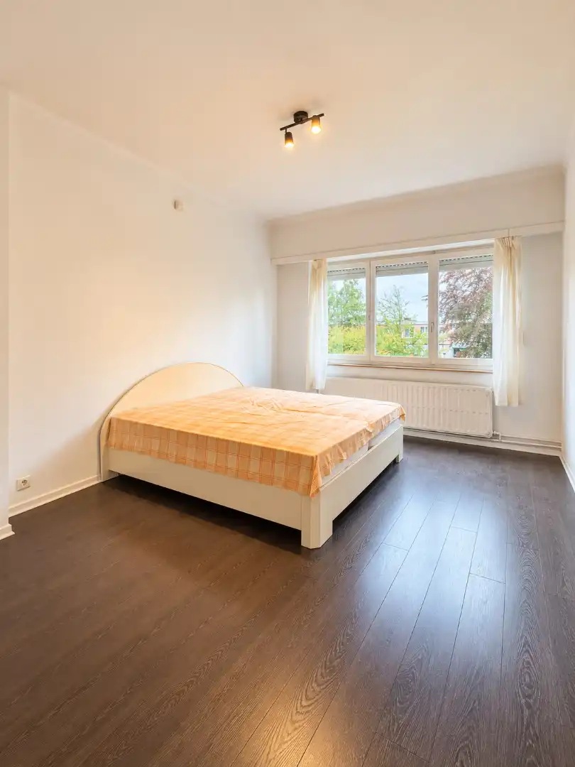 Ruime woning met vijf slaapkamers, grote garage en onderhoudsvriendelijke tuin foto 15