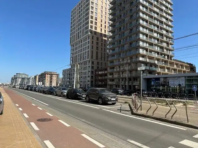 Handelspand  op topligging  .  Strandplein.   Ruim 200 m2  .       Tegen 1 juni volledig nieuw afgewerkt.   Zowel te koop of te huur.   foto 7