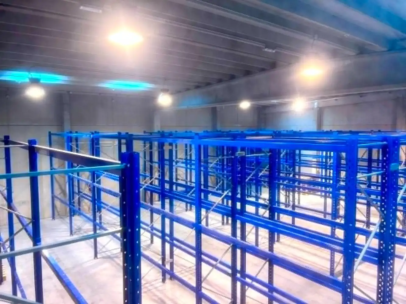 COMPLEET INSTAPKLAAR MAGAZIJN MET BUREEL 400 M2 EN PARKING foto 7