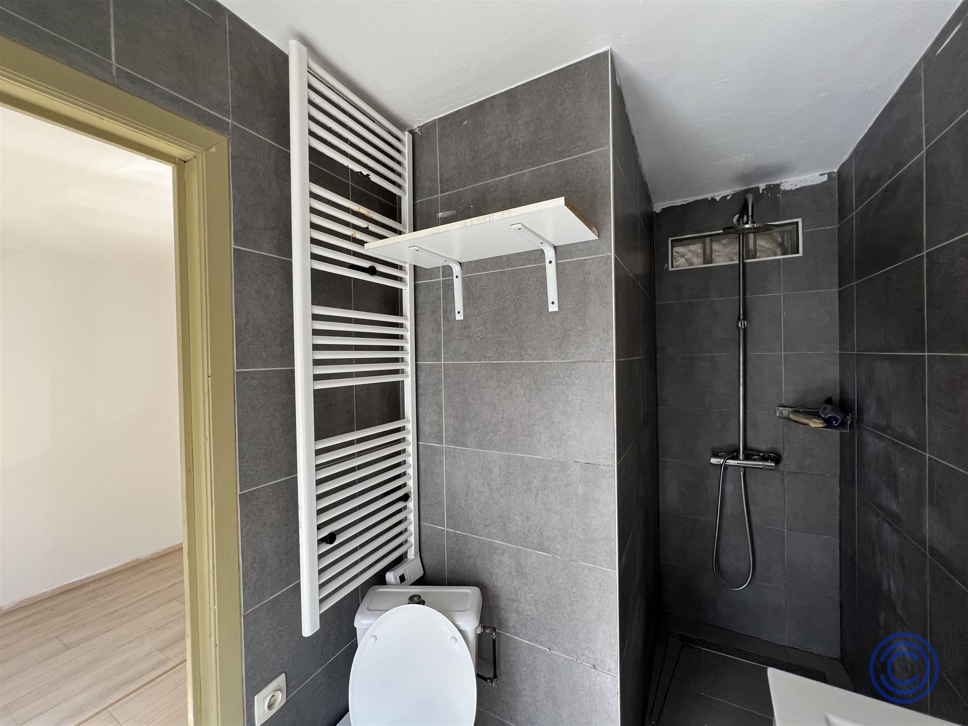 Vergund appartementsgebouw met garages! foto 3