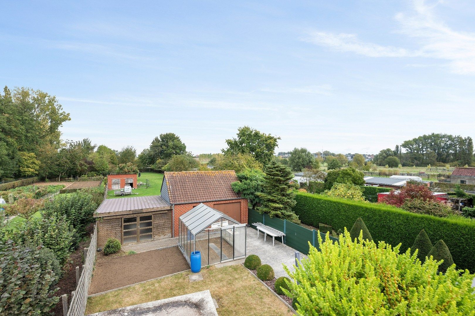 COMMERCIËLE HANDELSWOONST MET 3 SLPKS, GROTE GARAGE EN GUNSTIG EPC foto 6