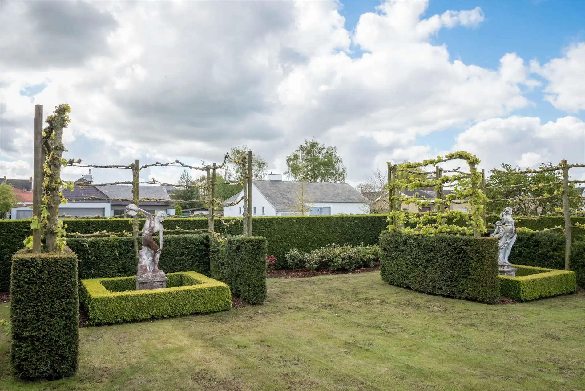 Mooie stijlvilla met kwalitatieve afwerking en zeer verzorgde tuin met oprijlaan. foto 29