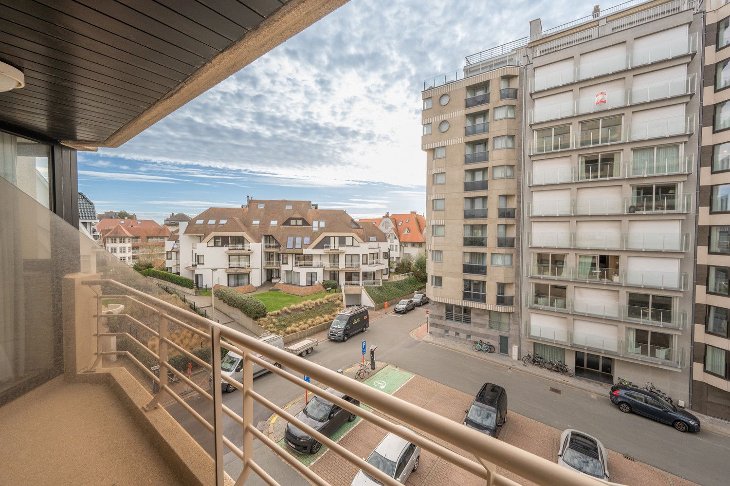 Instapklaar vakantie-appartement met zijdelings zicht op zee foto 3