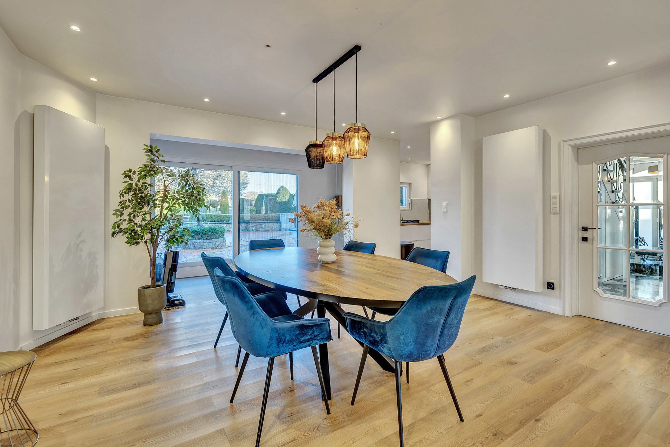 Instapklare woning met ruime tuin en garage foto 3