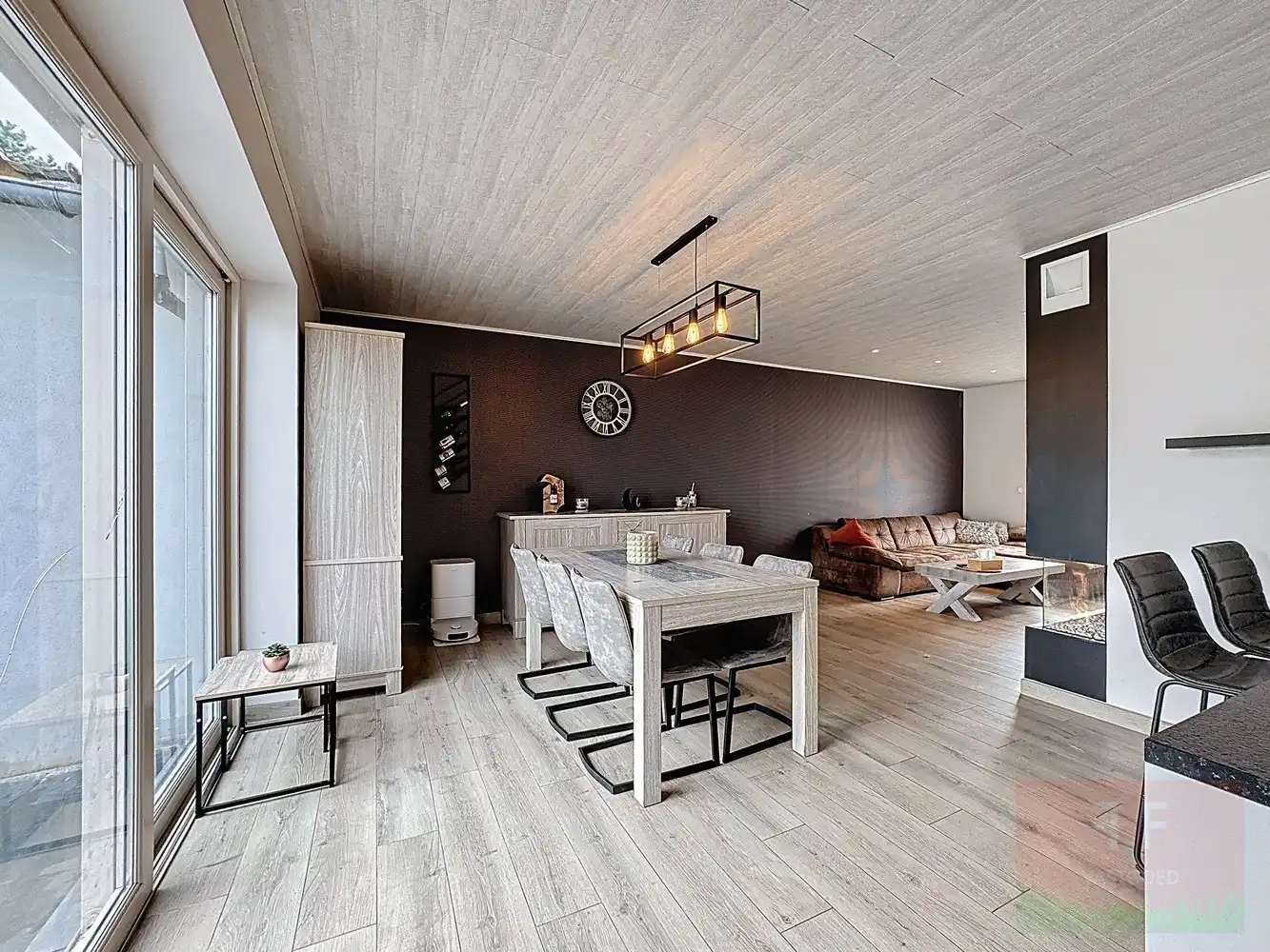 Instapklare hedendaagse gezinswoning met garage, opslagruimte en grote tuin foto 5