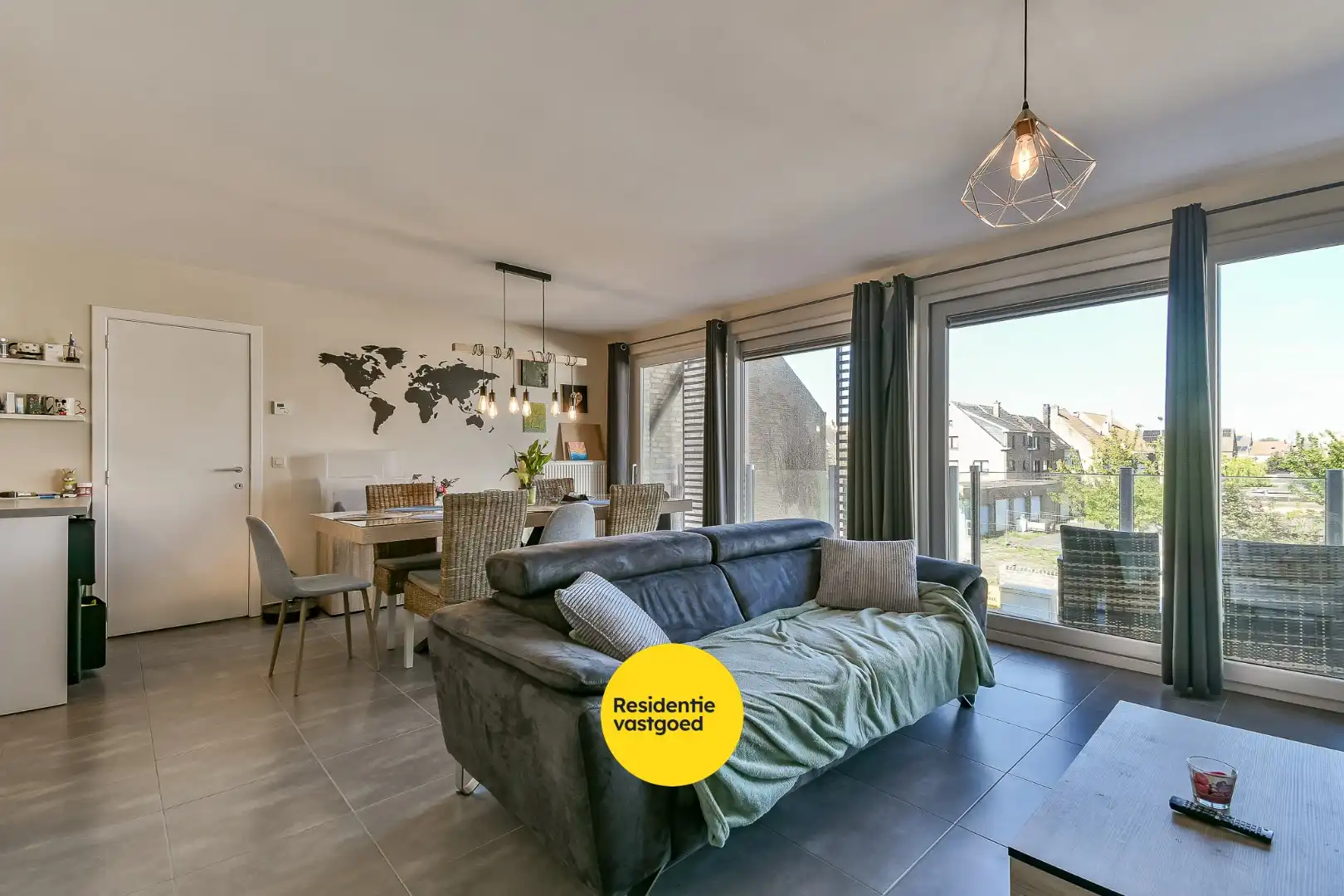 Instapklaar en lichtrijk 2-slaapkamerappartement in Bredene foto 2