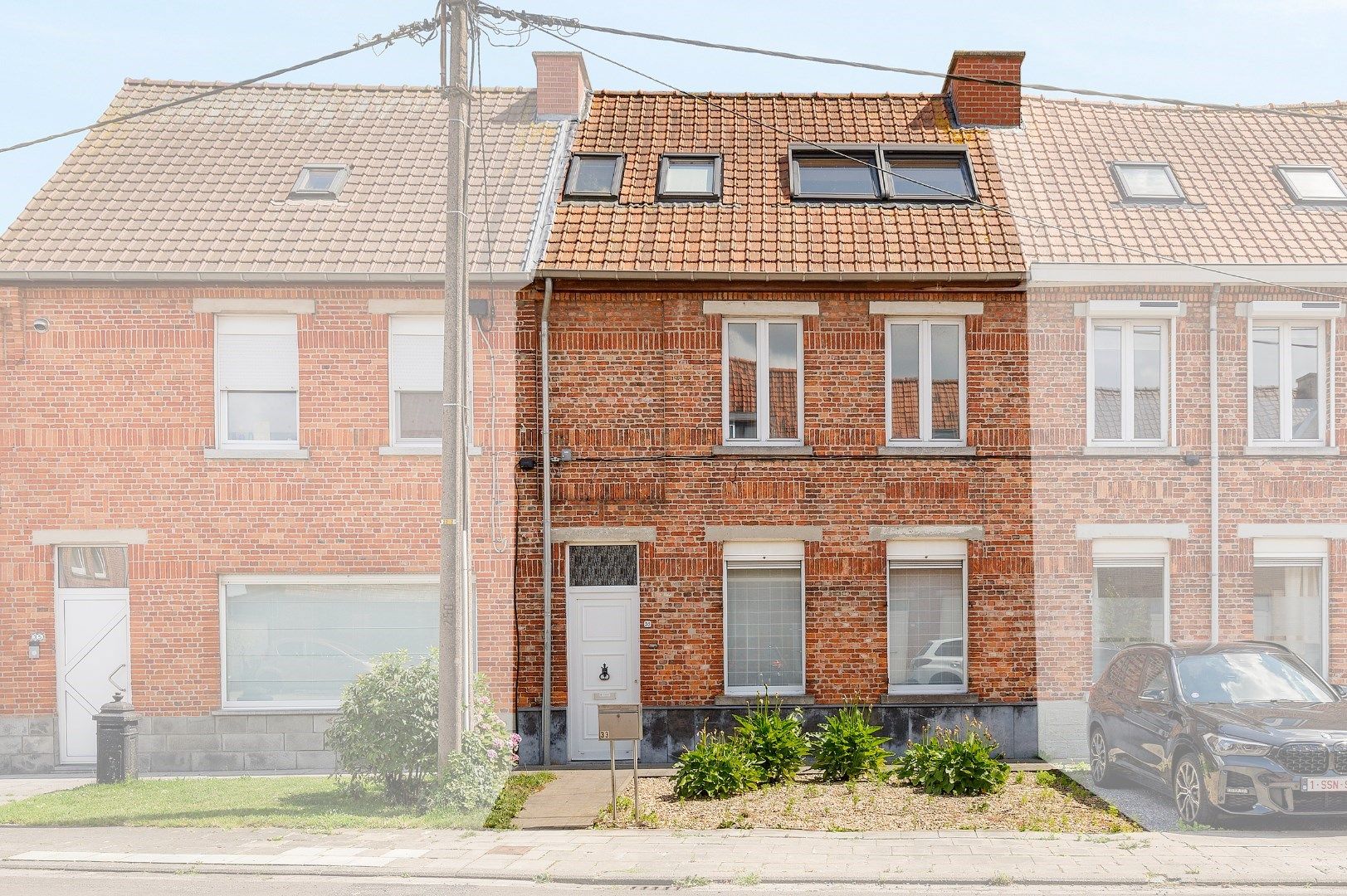 Kwalitatief gerenoveerde rijwoning met tuin, 3 slaapkamers en 2 badkamers op toplocatie in Menen foto 2