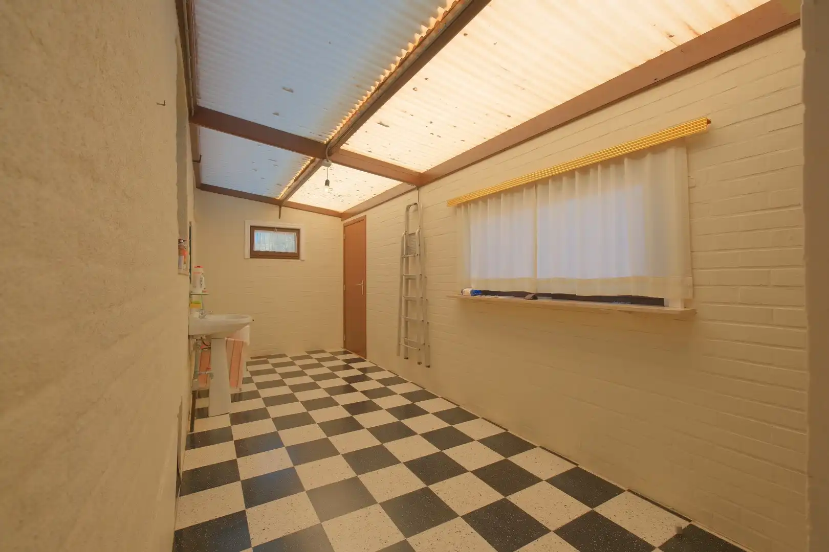 Kortemark - Rustig gelegen woning met 2 loodsen! foto 13