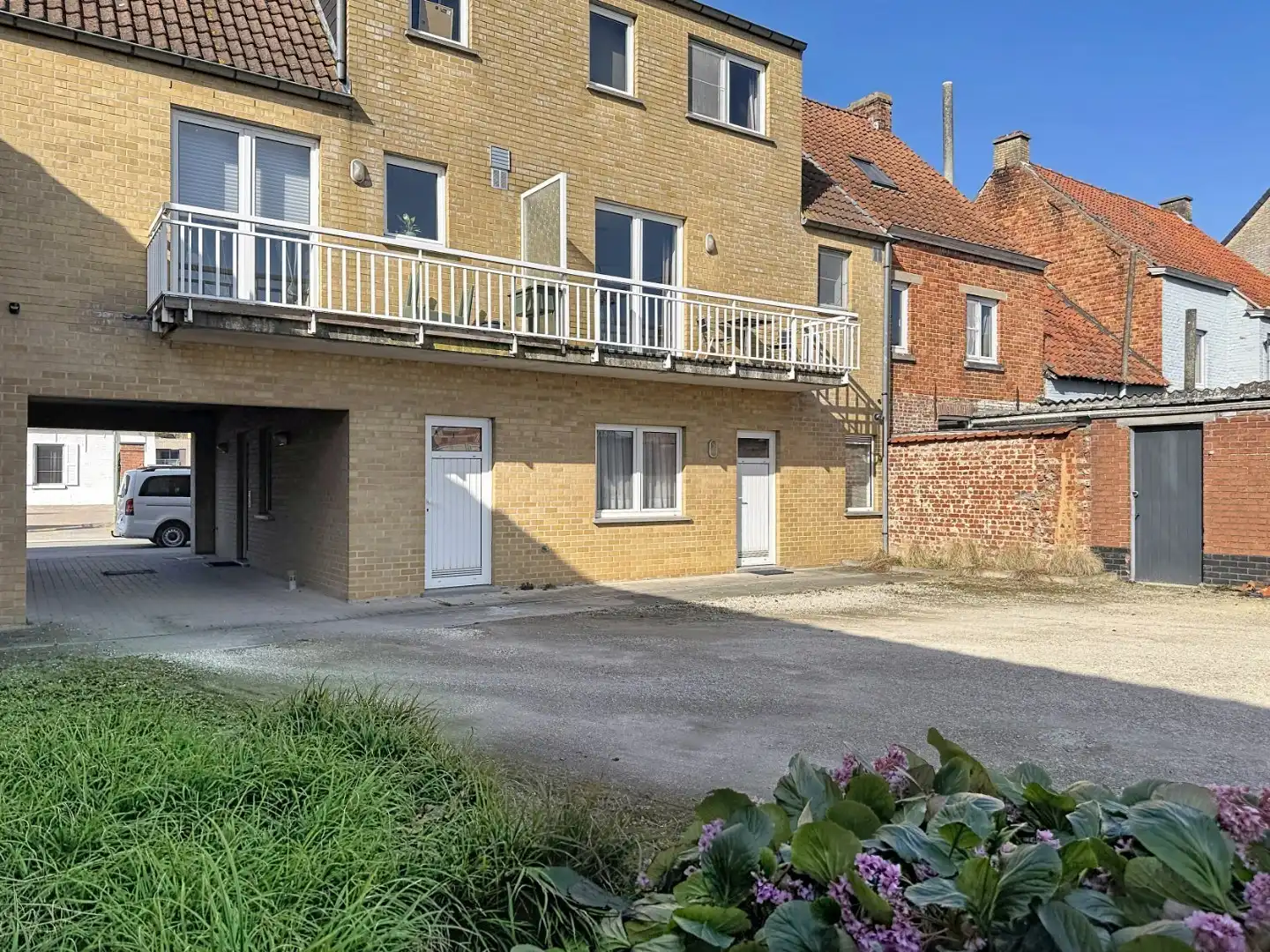 Handelspand/praktijkruimte gelegen in de dorpskern van Merendree foto 8