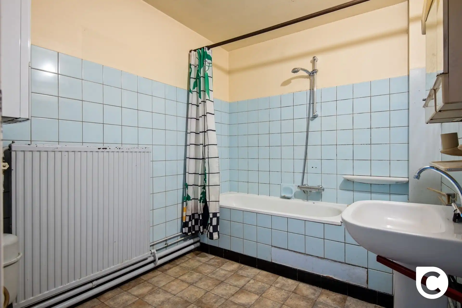 Te renoveren 3slpk app met terras foto 15