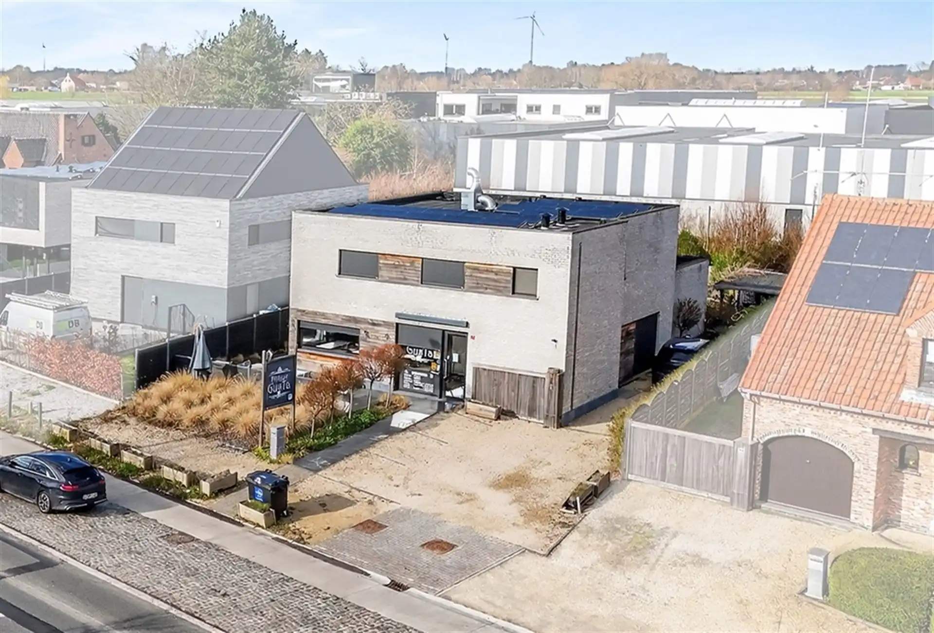 Recente handelszaak met heel ruime woonst op absolute topligging te Overmere. foto {{pictureIndex}}