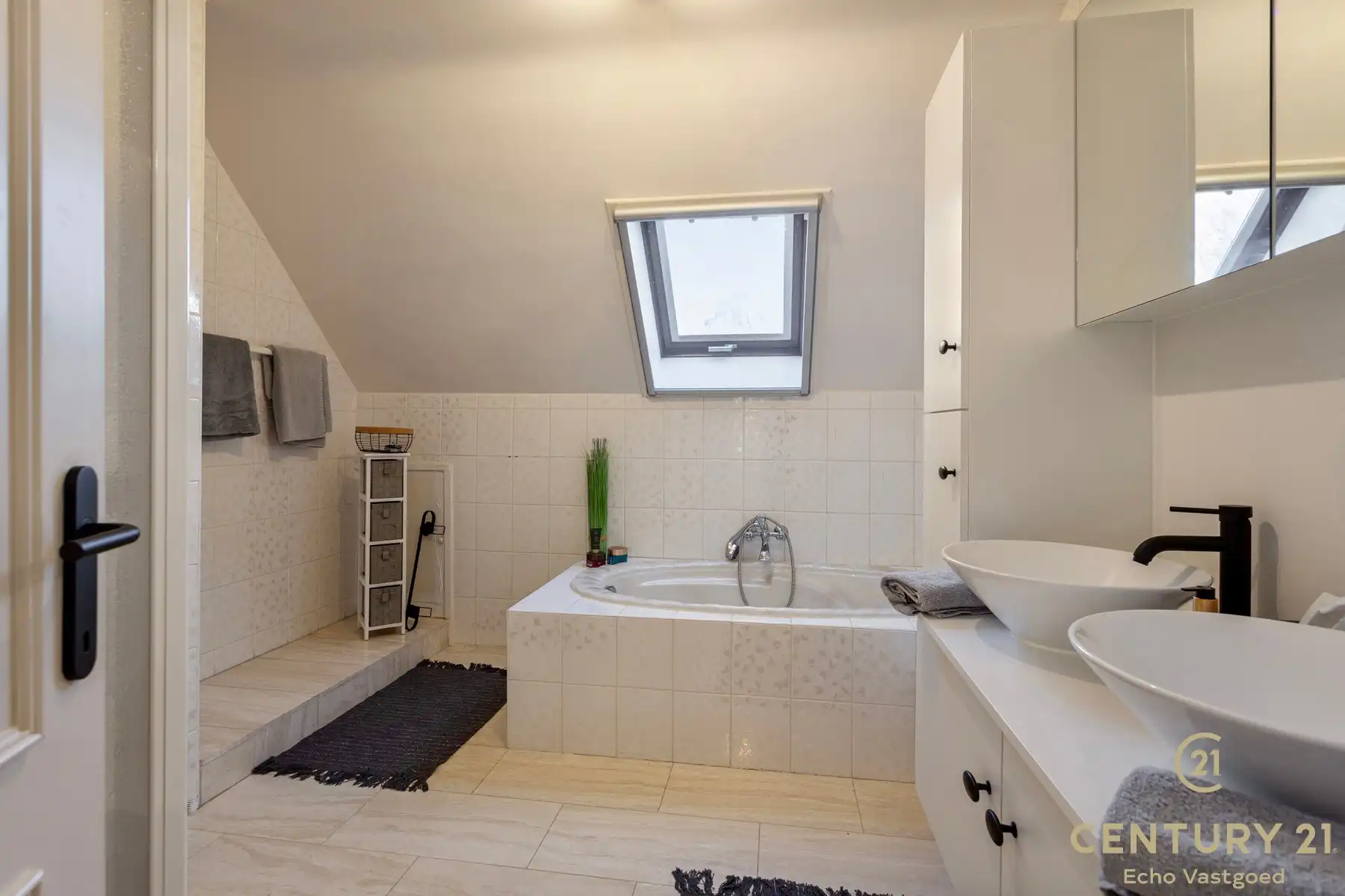 Ruime, gerenoveerde villa met fraaie tuin op ca 2420m² foto 26