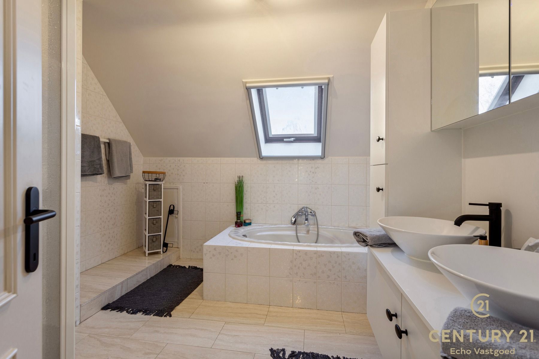 Ruime, gerenoveerde villa met fraaie tuin op ca 2420m² foto 26