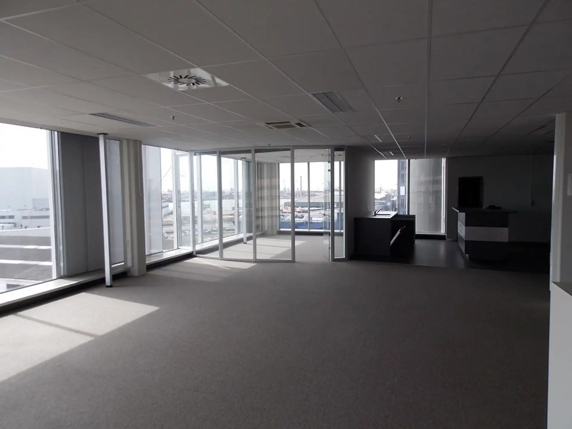 Antwerpen: Kantoren te huur in Ahlers Building foto 11