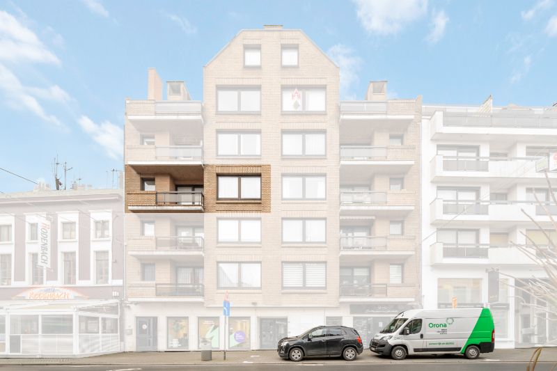 Roeselare-stadskern. Ruim verzorgd appartement van 118m3 met 3 slaapkamers, 2 terrassen, 3de verdieping. Uiterst ruim met zicht op de Grote Markt. TOPPER ! foto 2