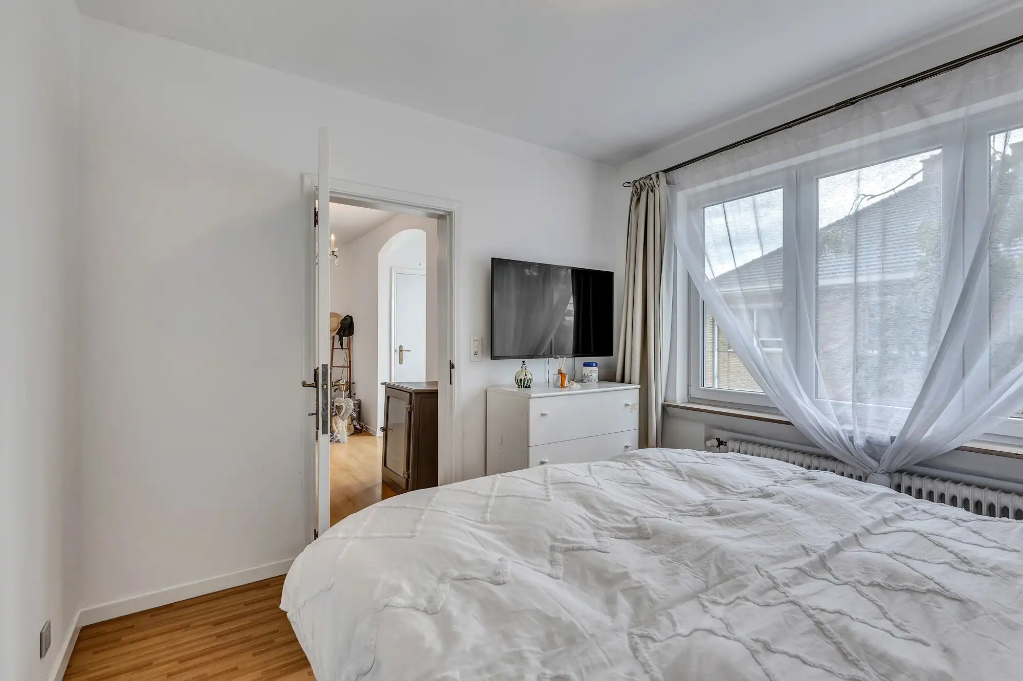 Gerenoveerde woning met 4 slpks op strategische locatie! foto 14