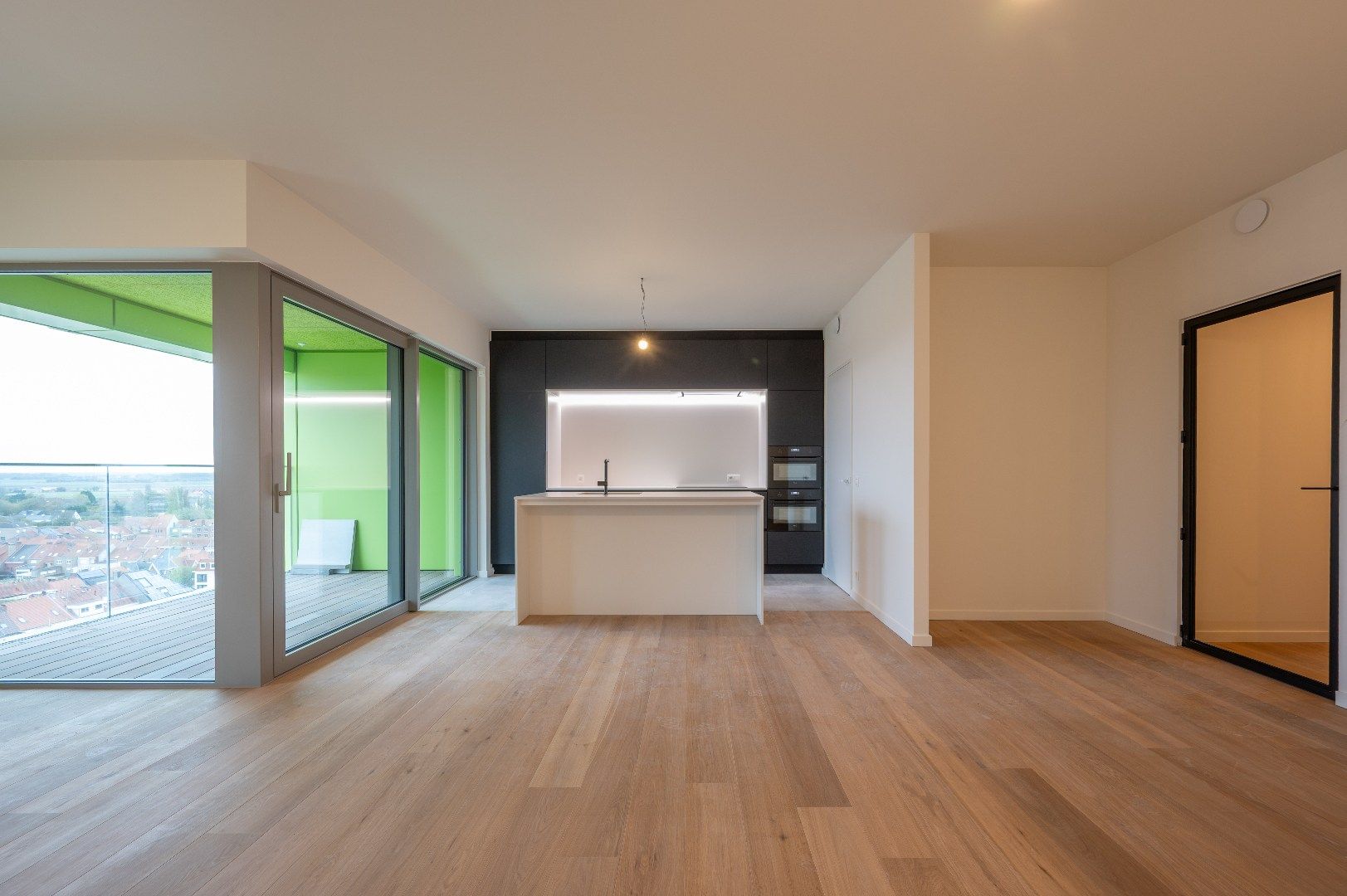 HOOST is een iconische toren met een expressief gevelontwerp op enkele honderden meters van de zee foto 3