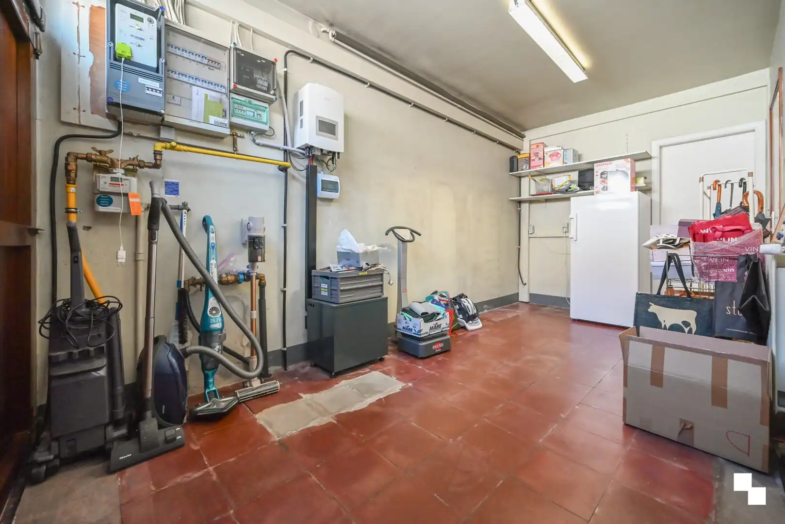 Ruime gezinswoning met vier slaapkamers, garages en extra naastliggend perceel foto 14