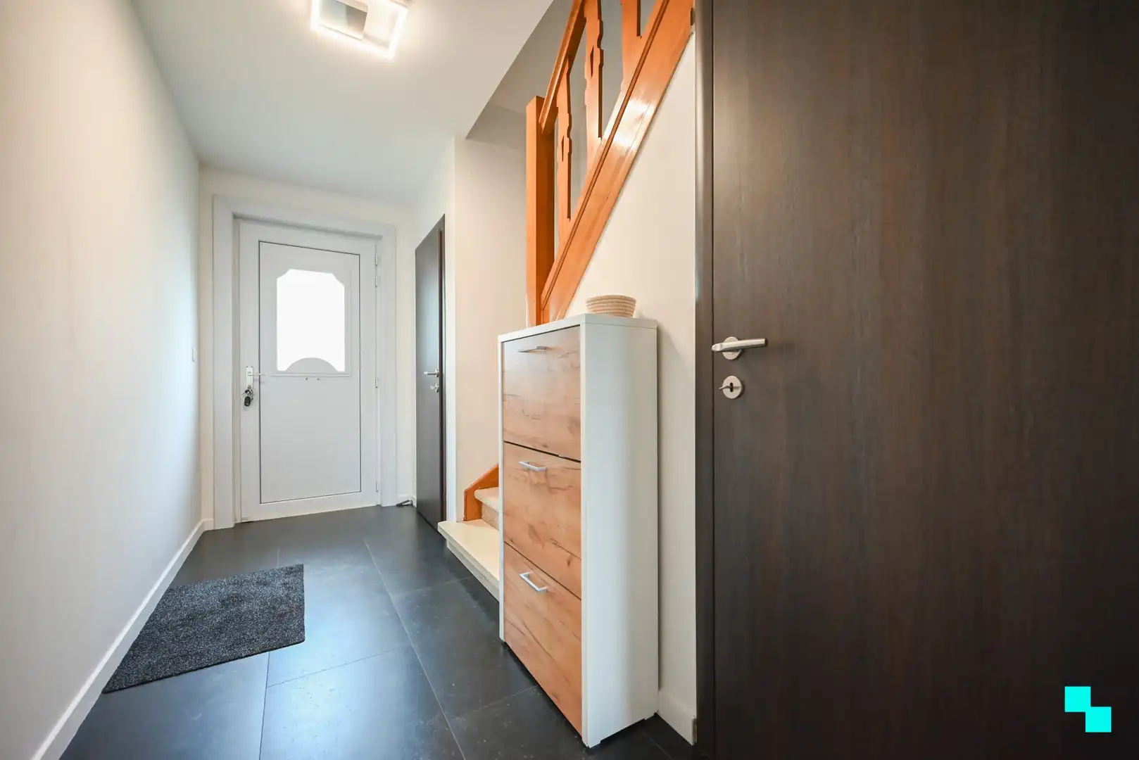 Instapklare, gerenoveerde woning met achteruitgang te Izegem foto 3