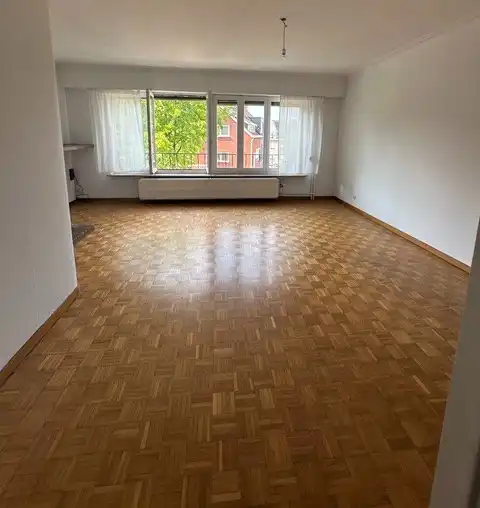 Groot woonhuis op 3 verdiepingen, bestaande uit 2 appartementen , met garage en grote tuin .  foto 5