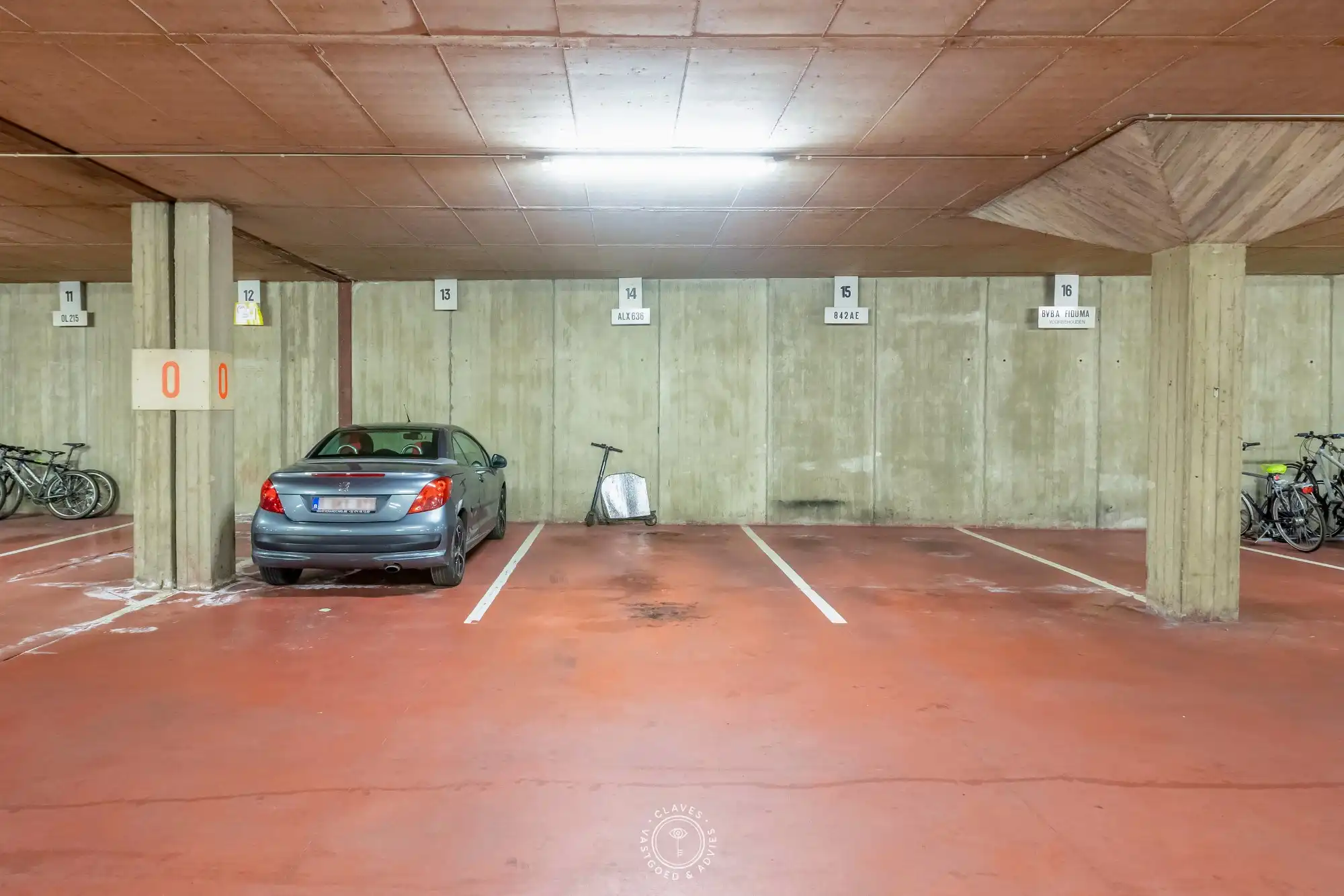 Gelijkvloers en ondergrondse autostaanplaats in centrum Sint-Niklaas foto 4