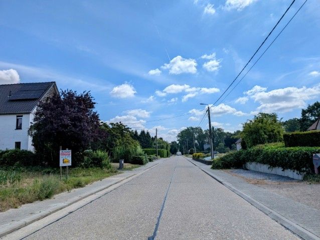 Mooi BOUWPERCEEL, open beb. op  13 are 06 ca. Straatbreedte: 17 meter foto 2