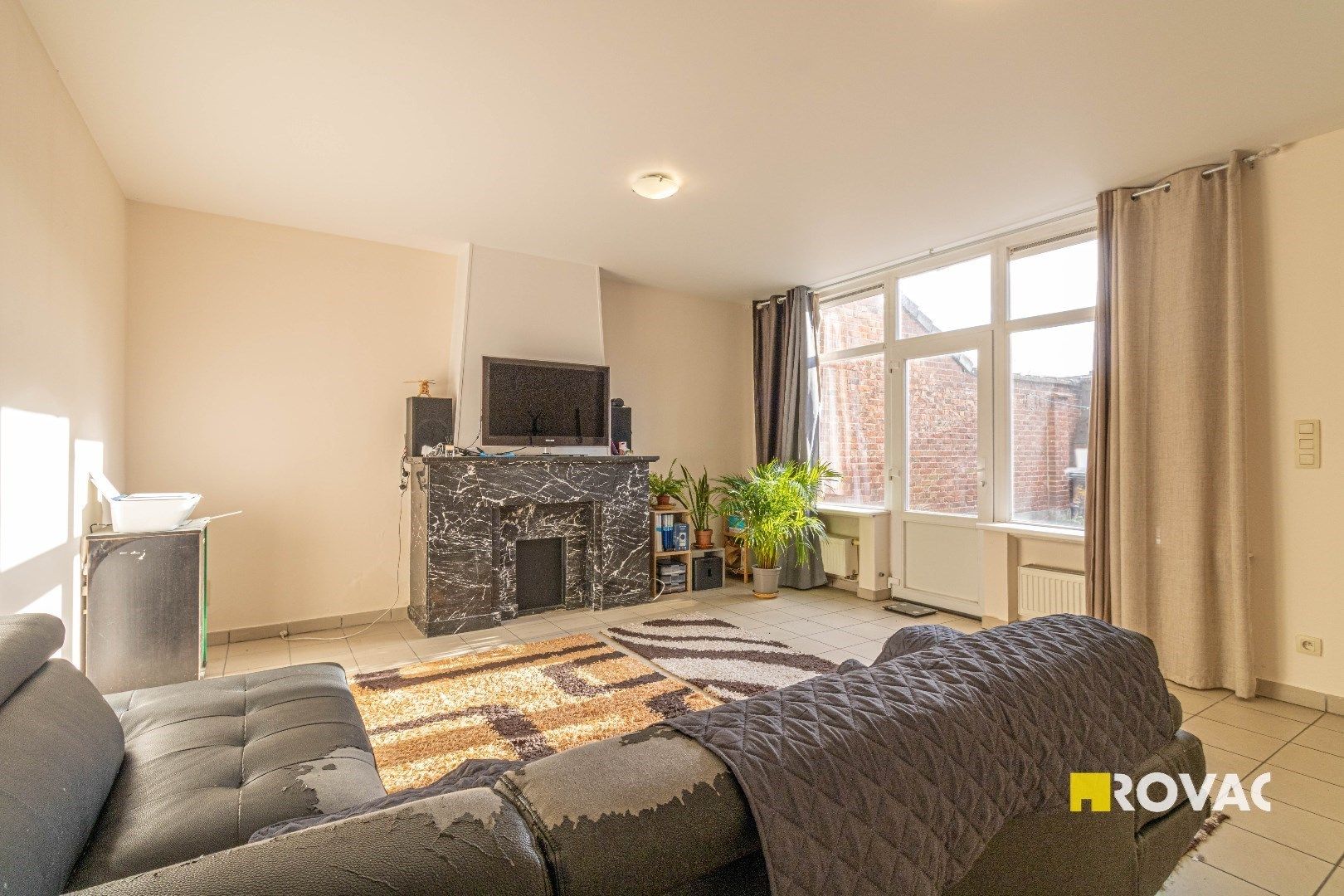 Opbrengsteigendom met 2 instapklare appartementen en 2 garages - uitweg achteraan foto {{pictureIndex}}