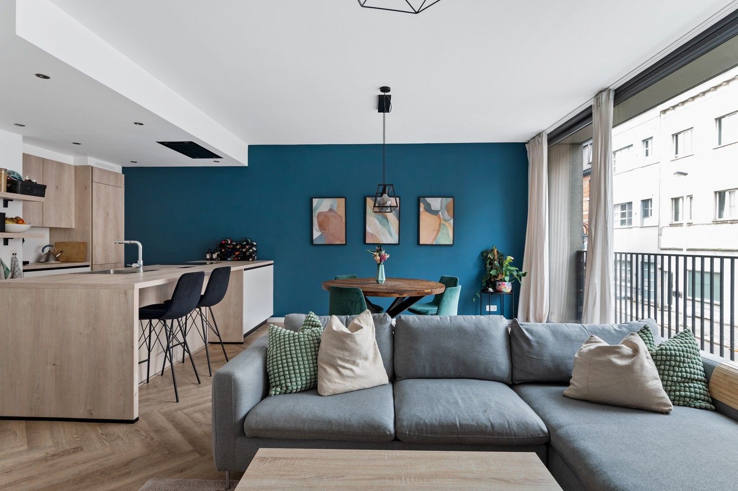 Ruim en recent 2 slaapkamer appartement te koop op 'den Dam'! foto 3