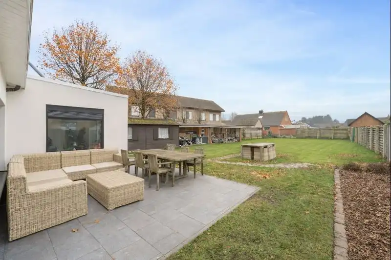 Instapklare, gerenoveerde woning in een rustige buurt met grote zonnige tuin foto 14