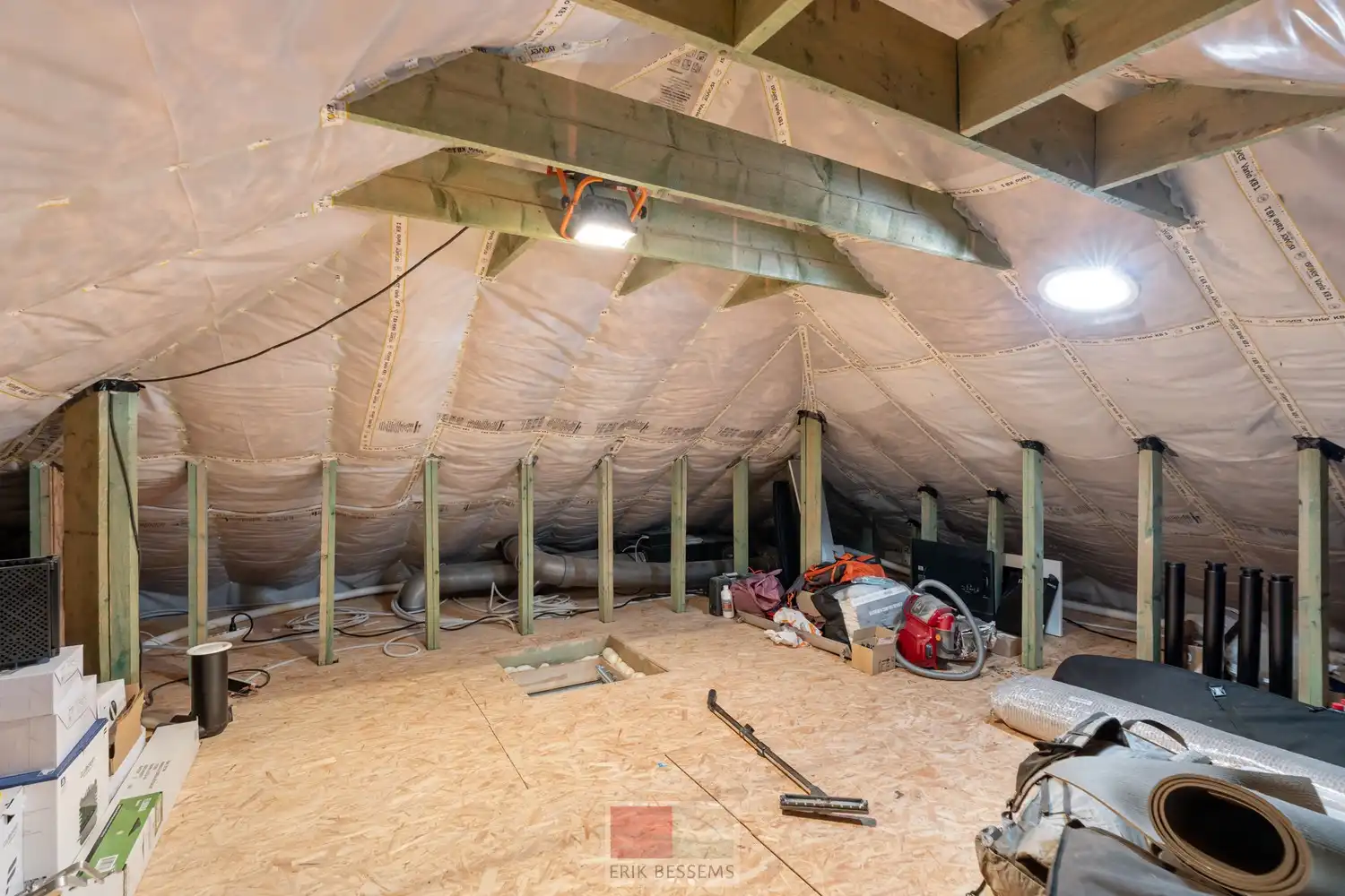 Op een royaal perceel van circa 910 m² ligt deze moderne en energiezuinige woning van circa 177 m² bewoonbare oppervlakte, met een weids panorama over het Limburgse Heuvelland. foto 30