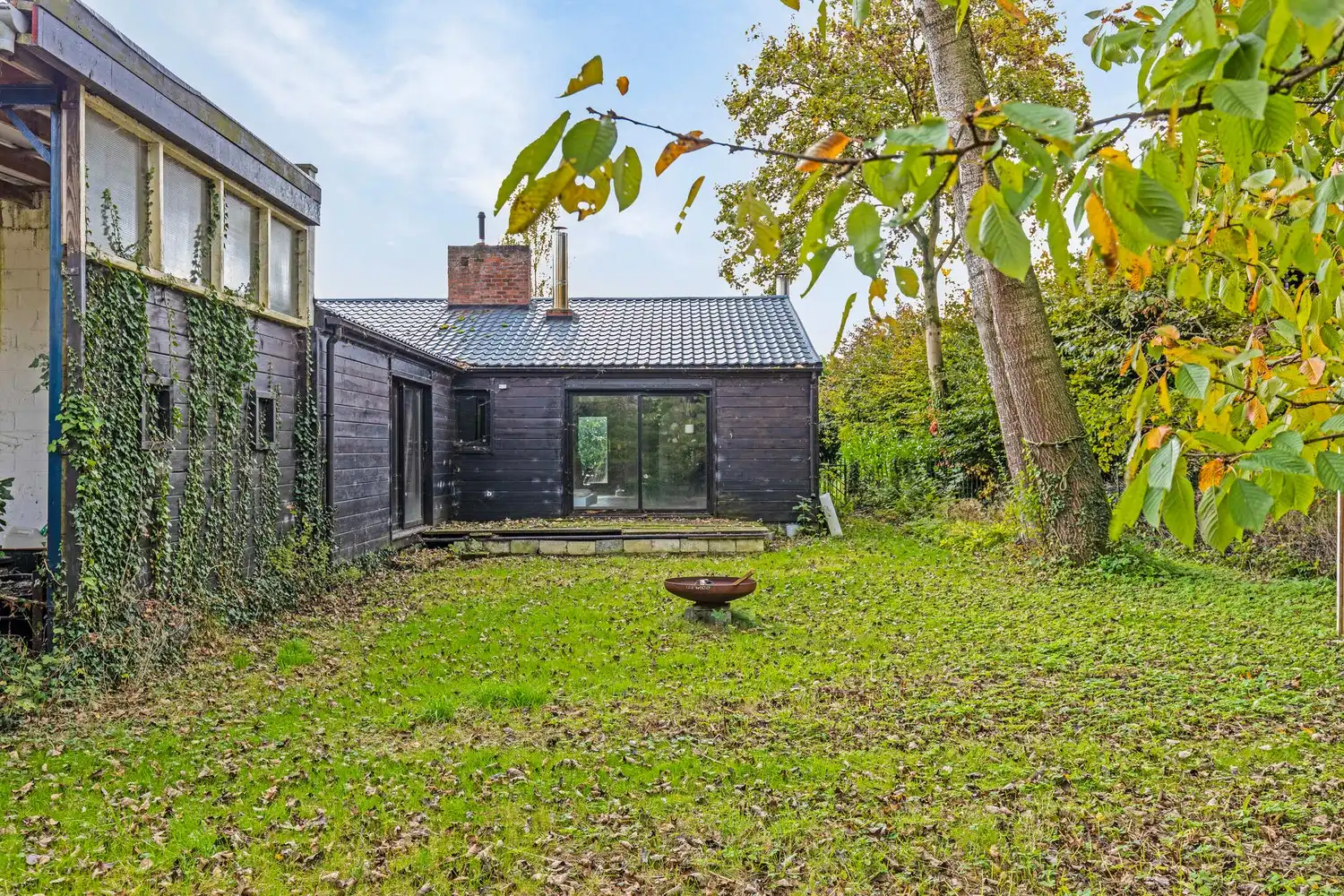 Volledig te verbouwen/slopen woning (bouwgrond) met 3 slaapkamers, inpandige garage, tuin en garagebox op een perceel van 1.154m² foto 3