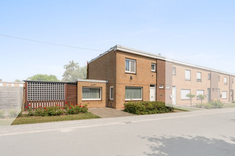 Gezellige halfopen bebouwing met 3 slaapkamers en uitweg achteraan – opp 423 m² foto {{pictureIndex}}