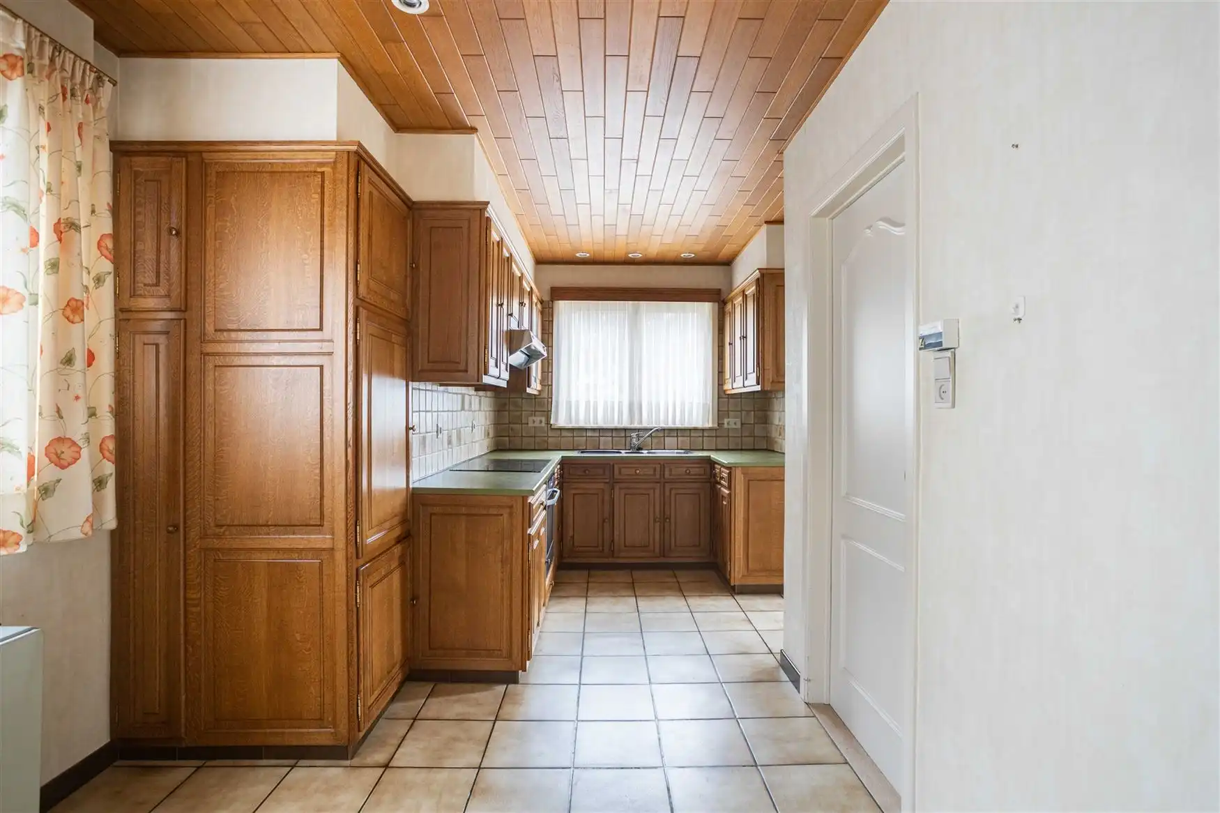 Vrijstaande woning met retrocharme en renovatiepotentieel foto 7