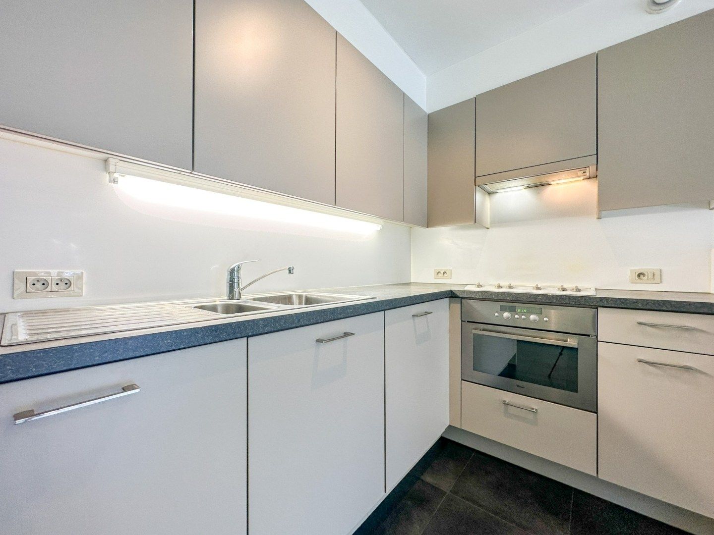 Instapklaar energiezuinig appartement hartje Eernegem, met zonnig terras en garage, topligging. foto 9