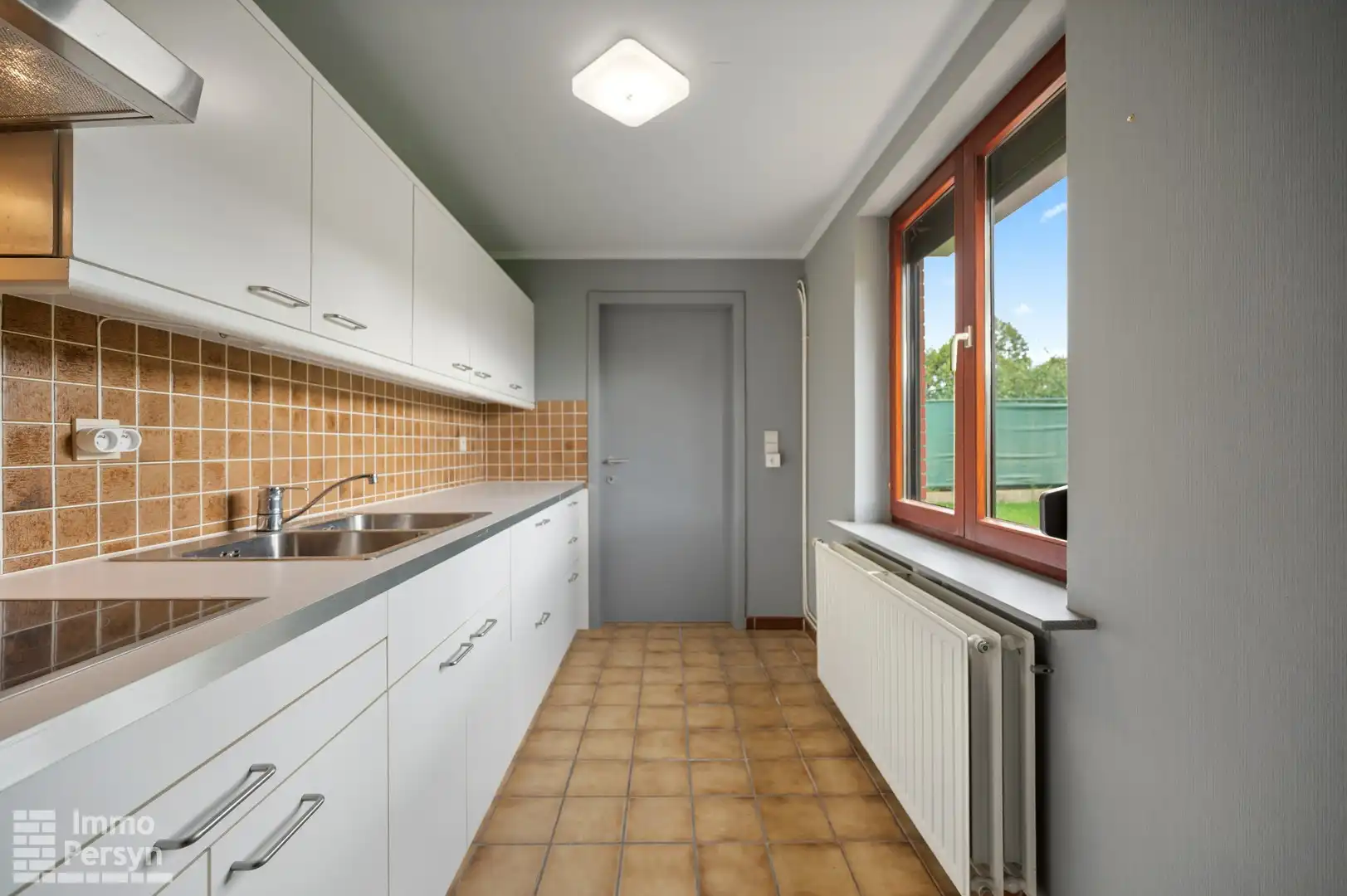 Vrijstaande bungalow met bijgebouw op een riant perceel foto 30