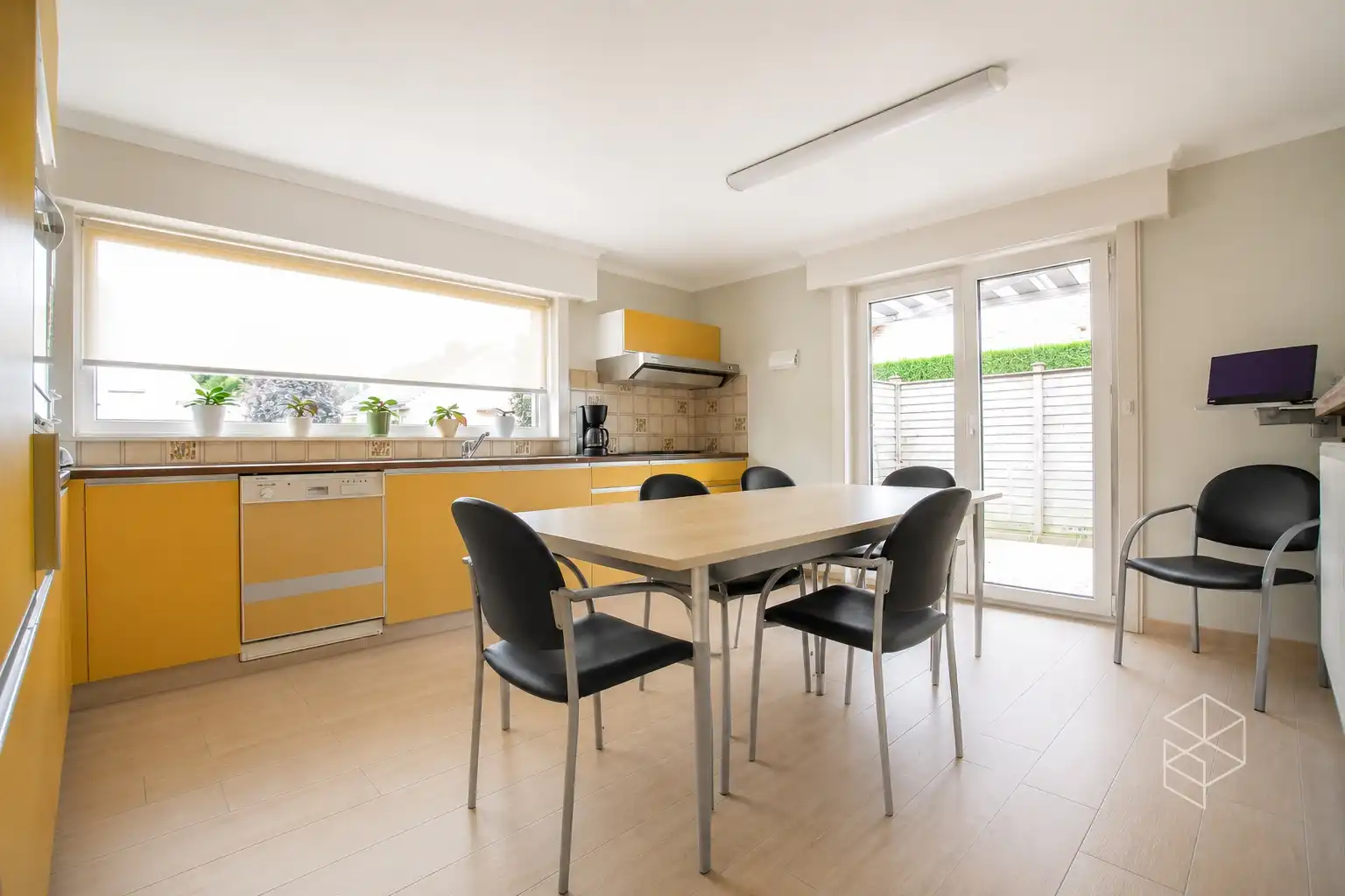 Ruime woning met grote tuin te Oostkamp foto 10