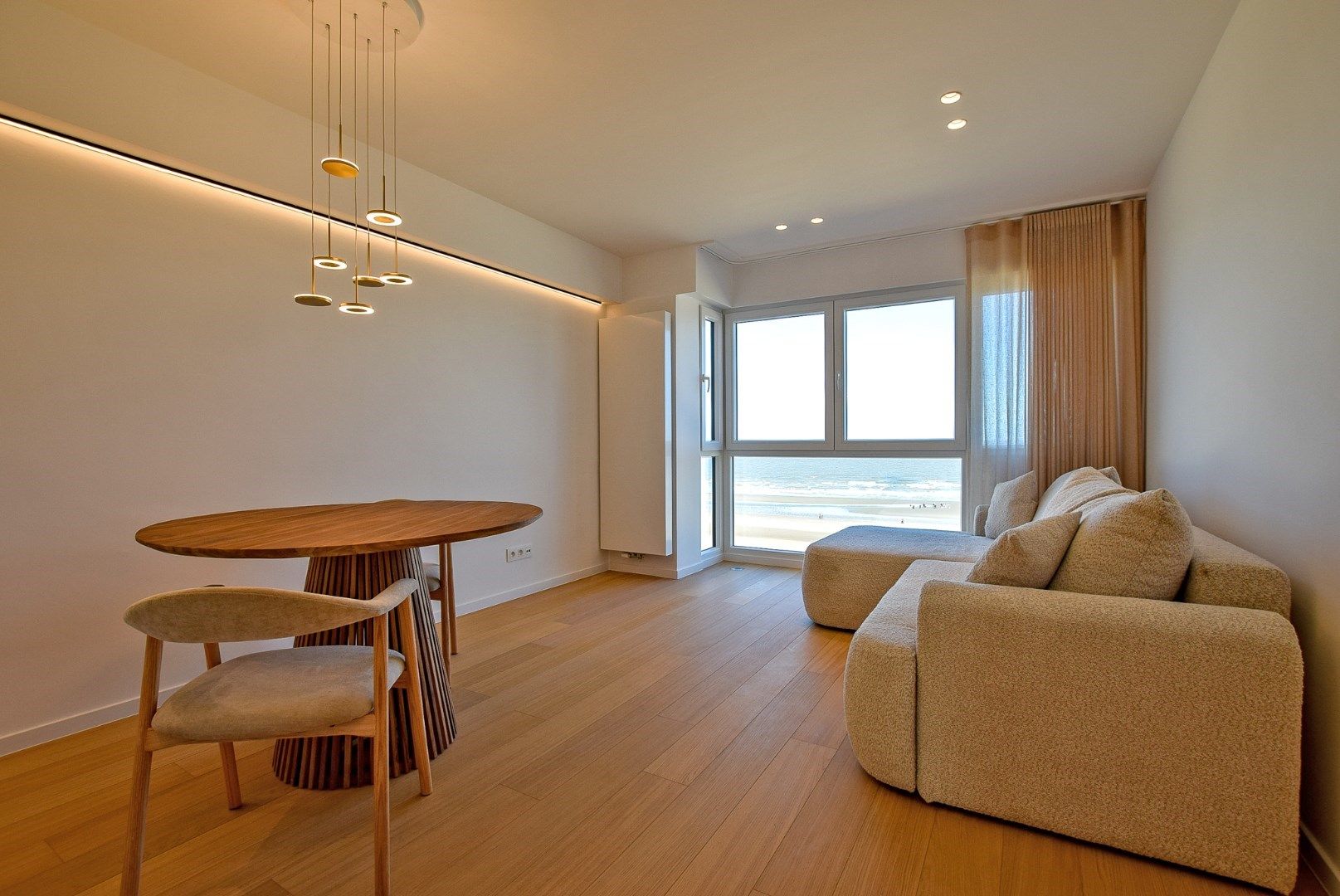 Totaal gerenoveerd appartement met frontaal zeezicht te Koksijde -Bad.  foto {{pictureIndex}}