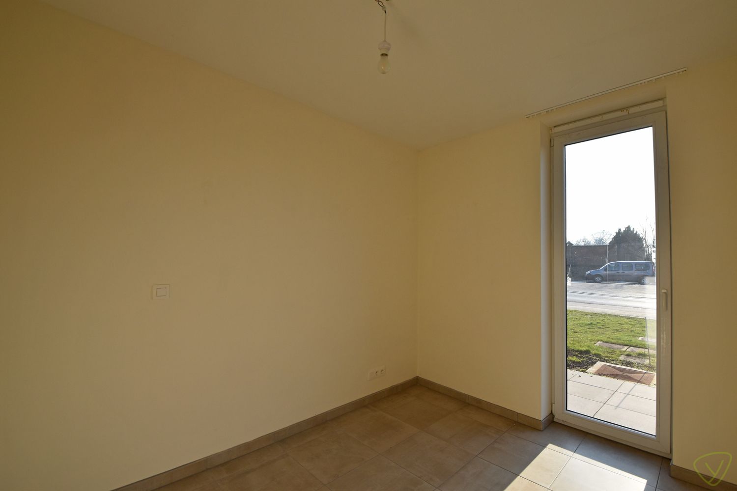 Zonnig gelijkvloers appartement te huur met centrale ligging! foto 12