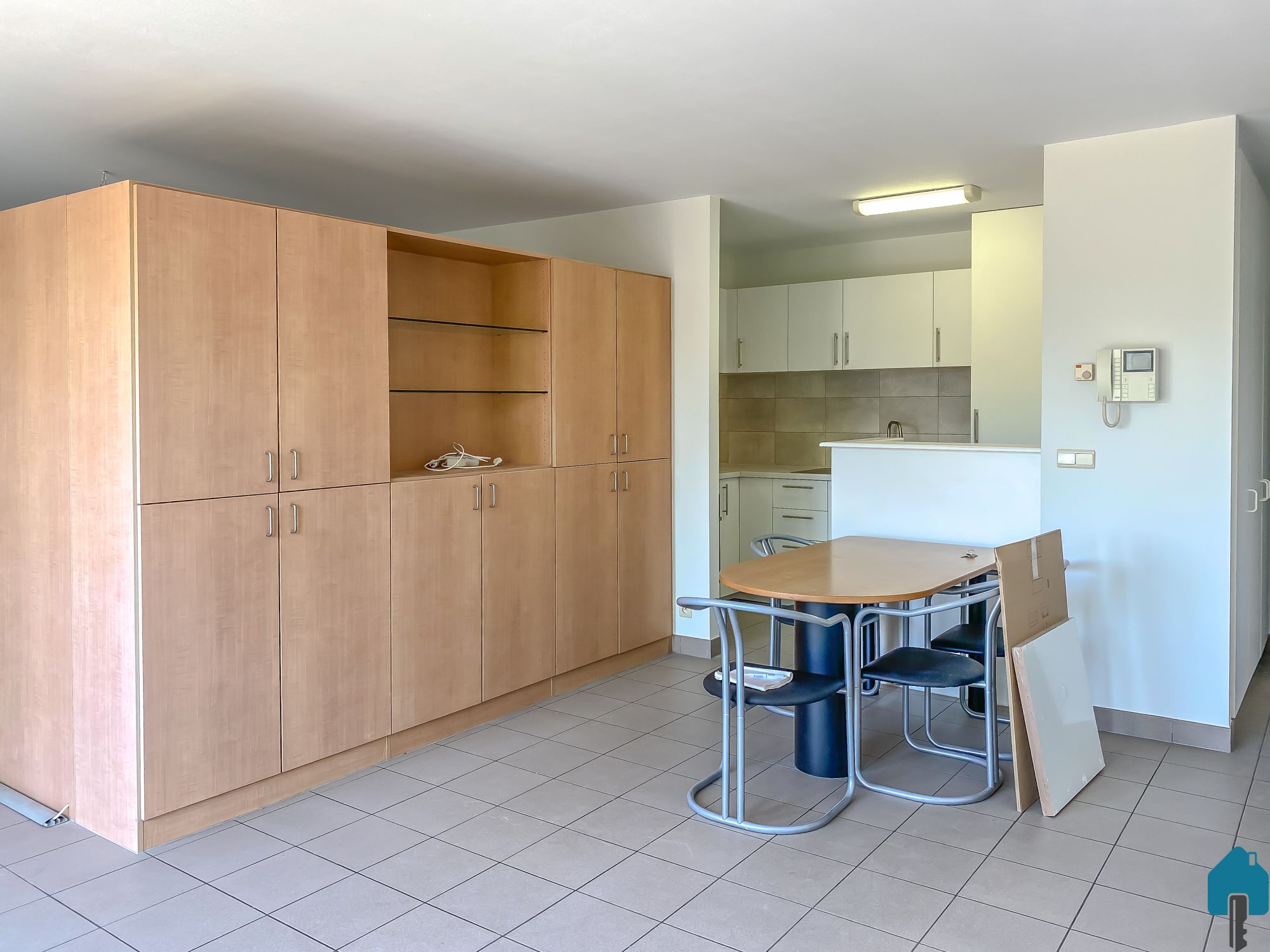 Ruime flat met autostaanplaats foto 6